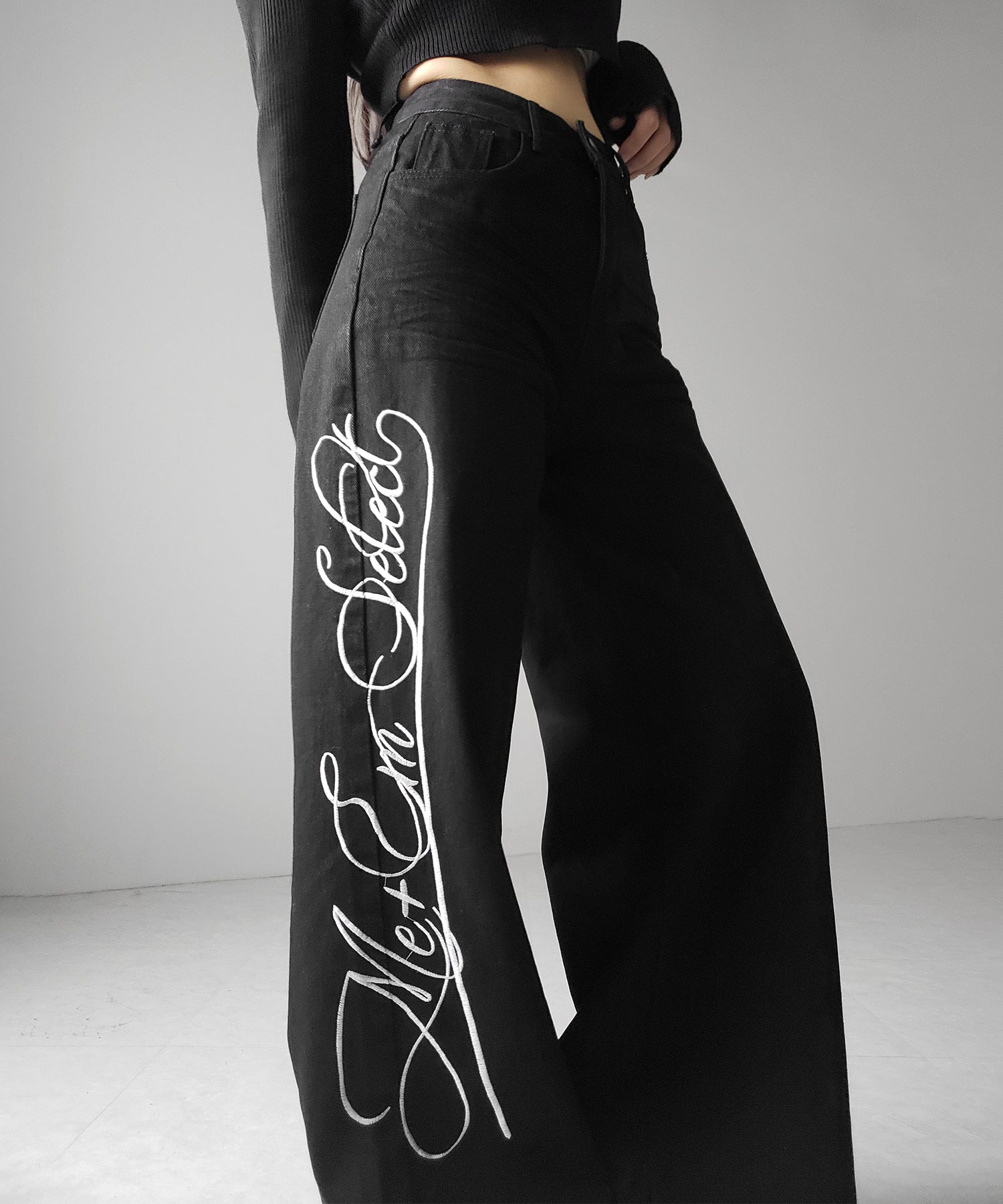 レタリングロゴ刺繍ハイウエストワイドブラックデニム ／ lettering logo embroidery high waist wide black denim