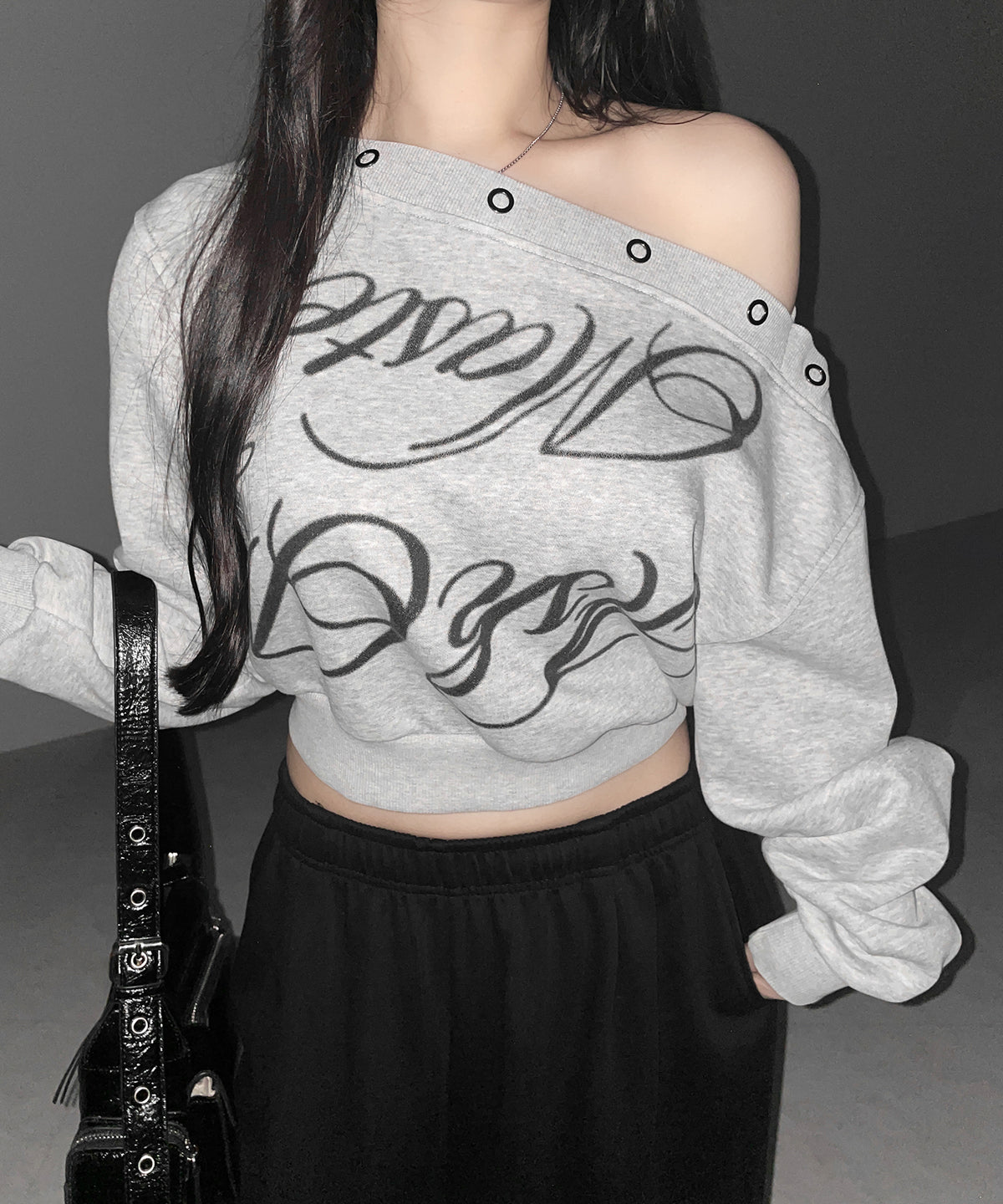 レタリングロゴワンショルスウェットトップス ／ Lettering logo one-shoulder sweat tops