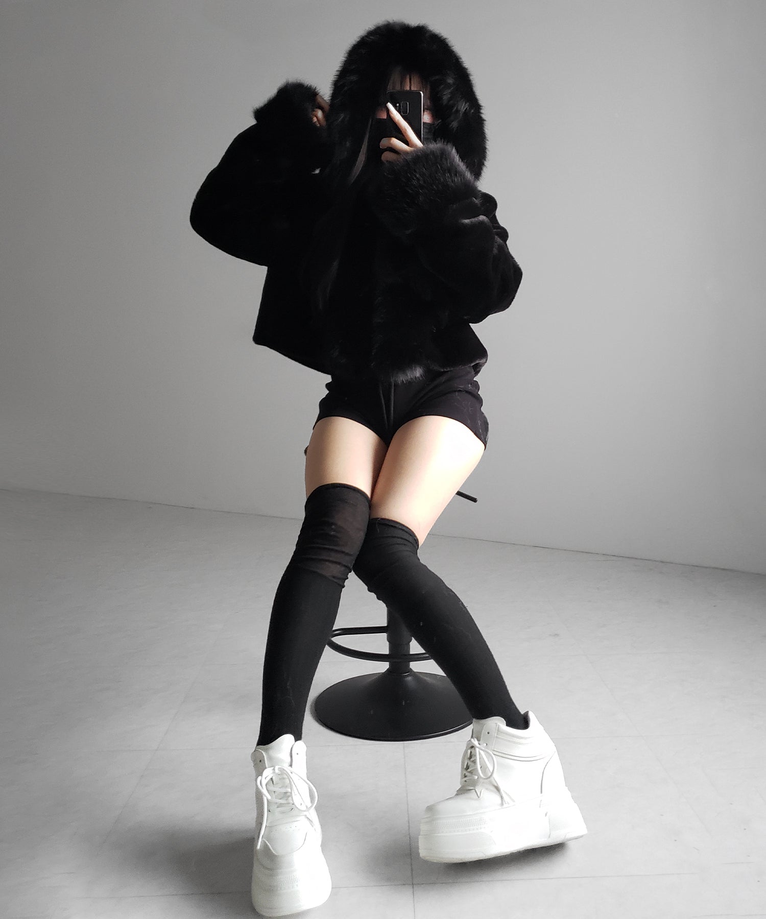 フェイクファーフードレディーショートコート ／ fake fur hoodec lady short coat