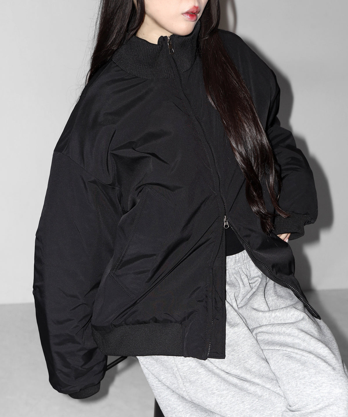 ダブルジップスタンドカラー中綿オーバーブルゾン ／ Double-zip stand-collar padded overblouson