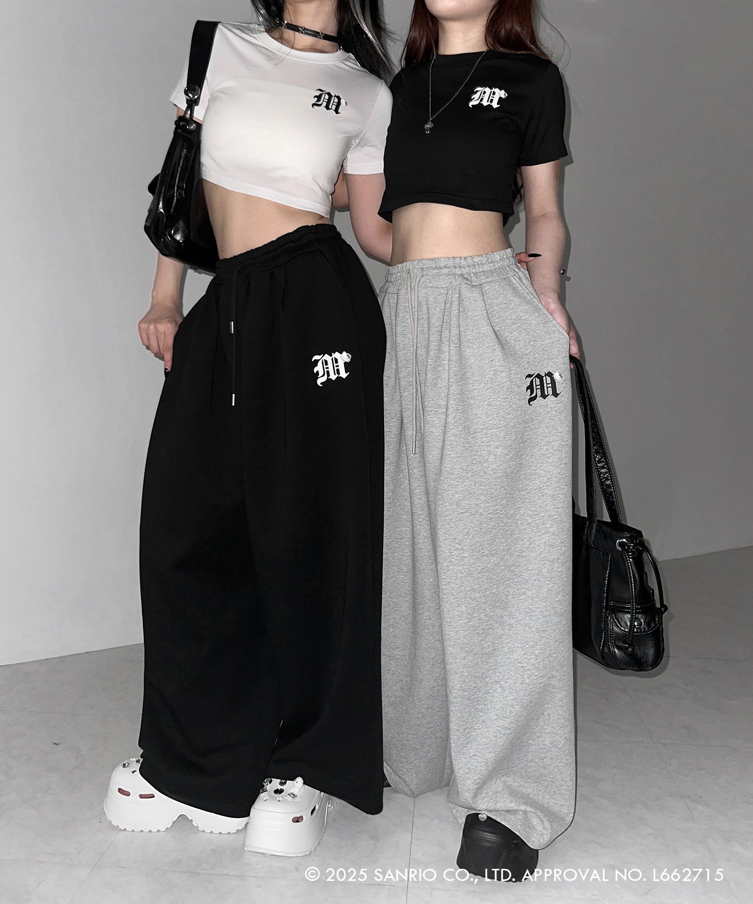 【 HELLO KITTY × me+em select 】ハローキティ M LOGO ショートTシャツ ／ Hello Kitty M LOGO Short T-shirt 【 セットアップ着用可能 】