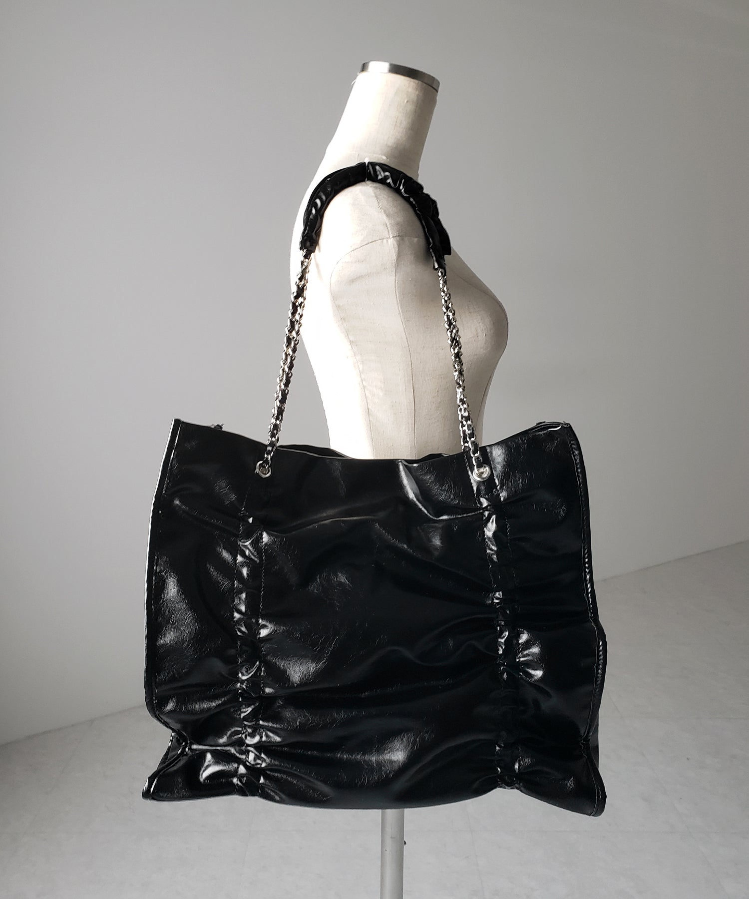 【 ３color ／ A4収納可 】ダブルシャーリングフェイクレザースクエアチェーンバッグ ／ double shirring fake leather square chain bag