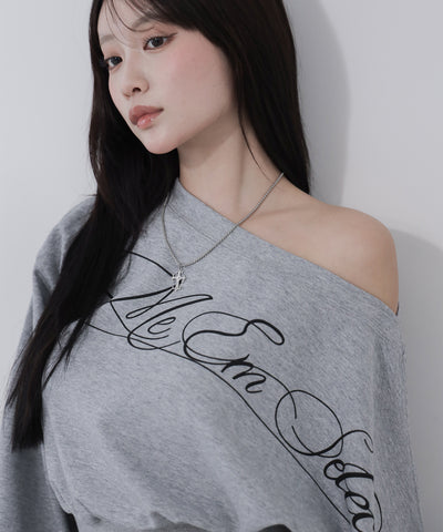 レタリングロゴワンショルショートスウェットライクトップス ／ lettering logo one-shoulder short sweatlike tops