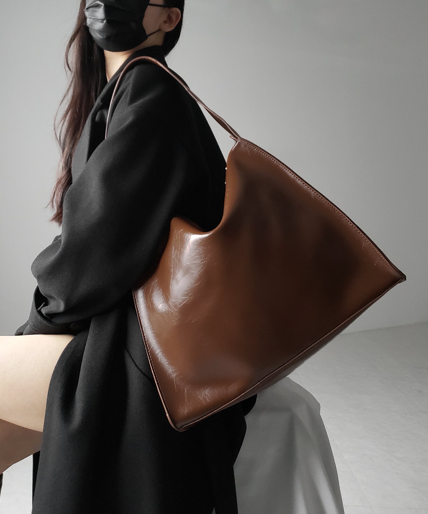 【 ２color 】ヴィンテージフェイクレザースクエアショルダーバッグ ／ vintage fake leather square shoulder bag
