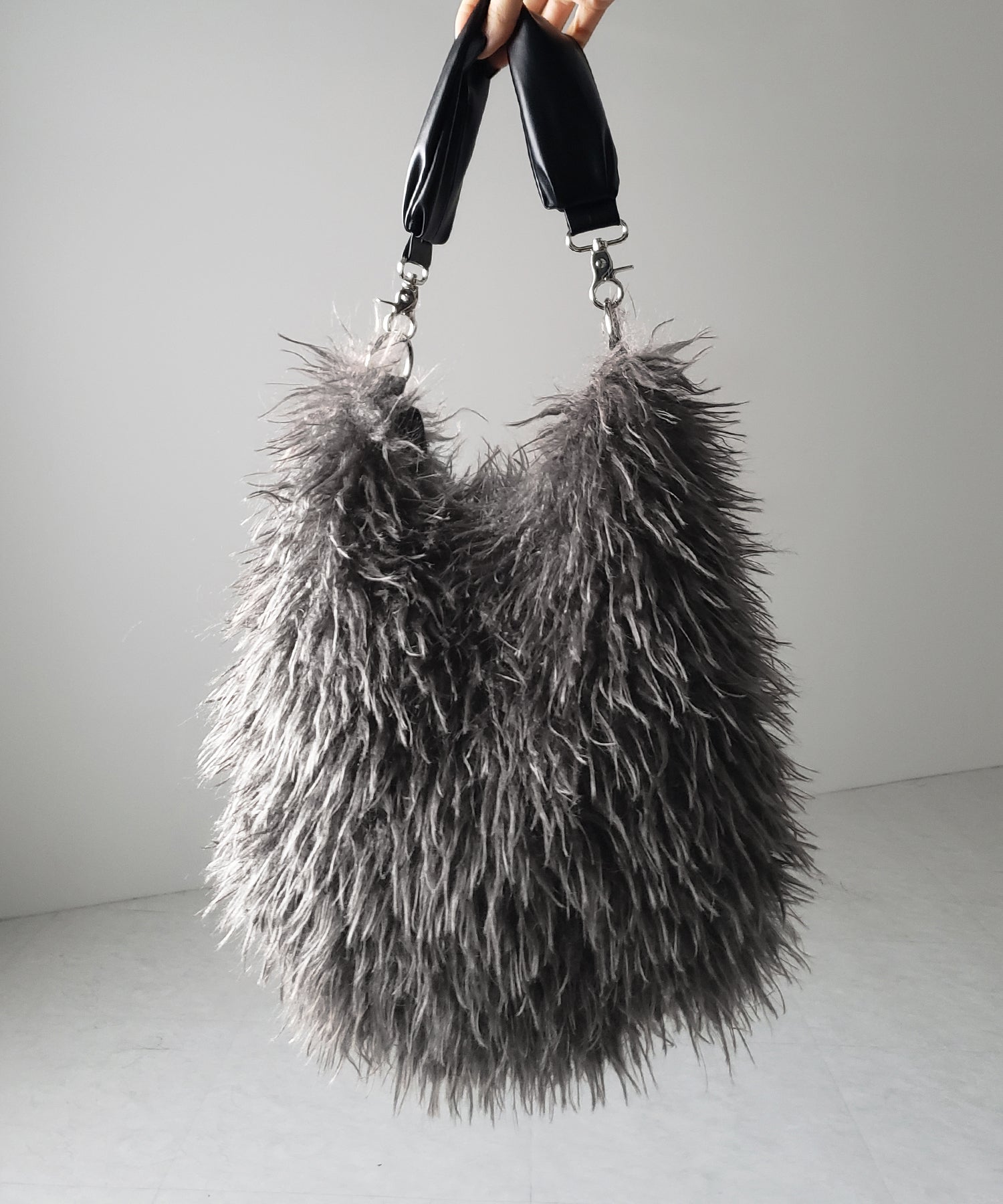 【 ショルダーストラップ付き２WAY 】バイカラーシャギーファーショルダーバッグ ／ bicolor shaggy fur shoulder bag