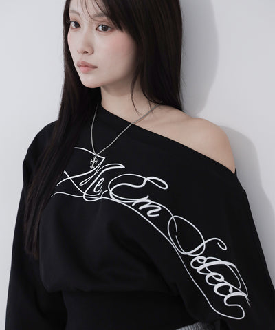 レタリングロゴワンショルショートスウェットライクトップス ／ lettering logo one-shoulder short sweatlike tops