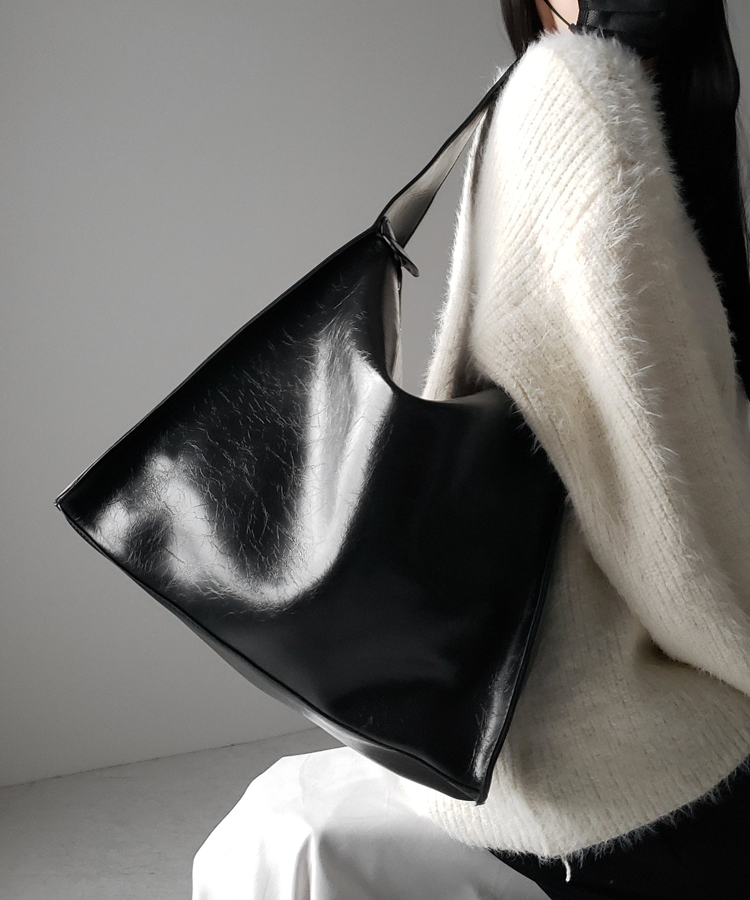 【 ２color 】ヴィンテージフェイクレザースクエアショルダーバッグ ／ vintage fake leather square shoulder bag
