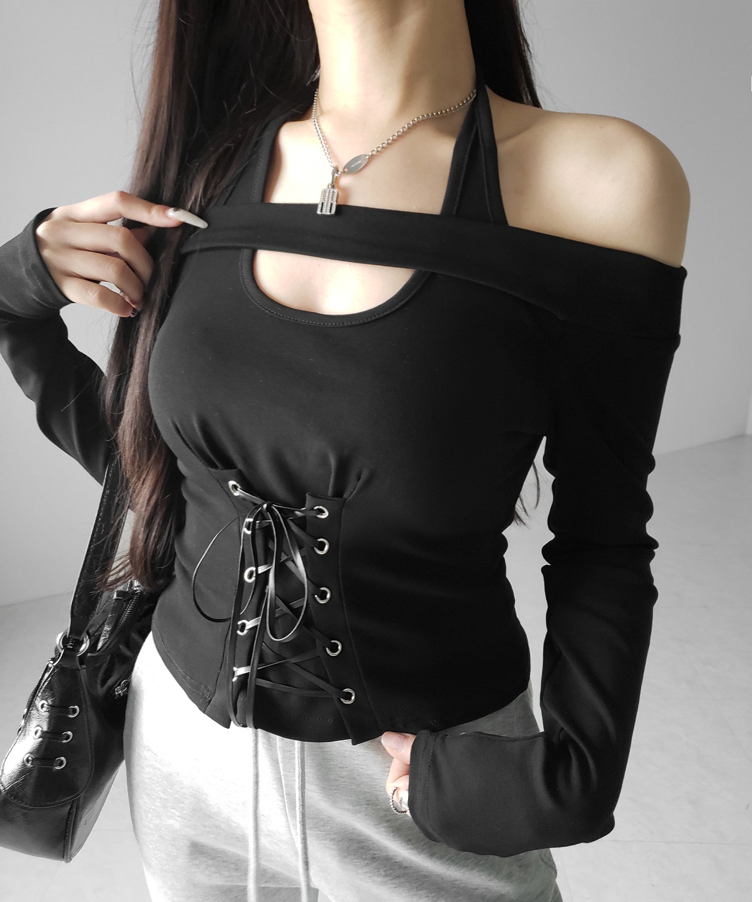 レースアップカットアウトホルターオフショルトップス ／ laceup cutout halter offshoulder tops