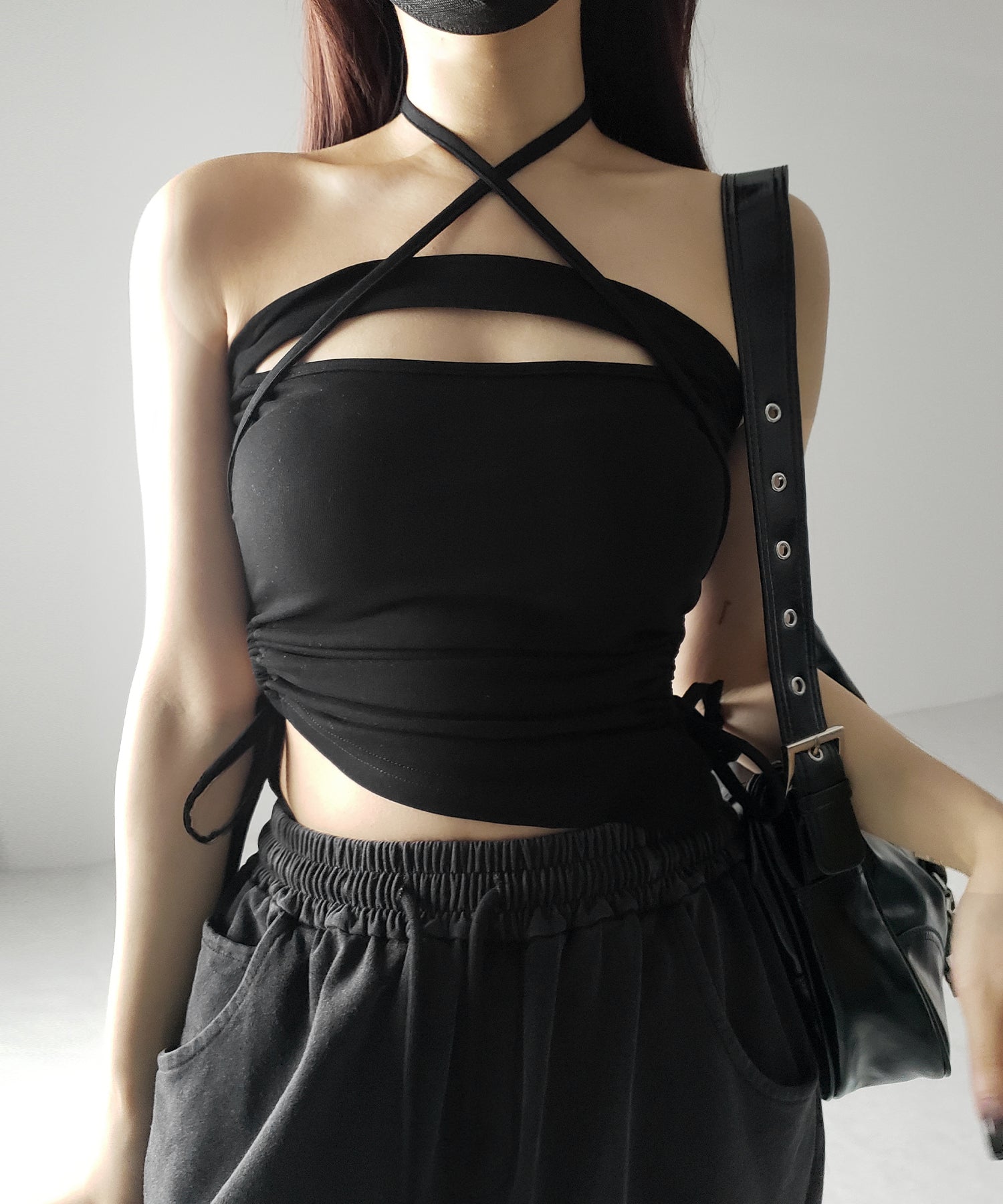 【 カップ付き ／ ２WAY 】クロスストラップリボンカットアウトショートキャミソール ／ cross strap ribbon cutout short camisole