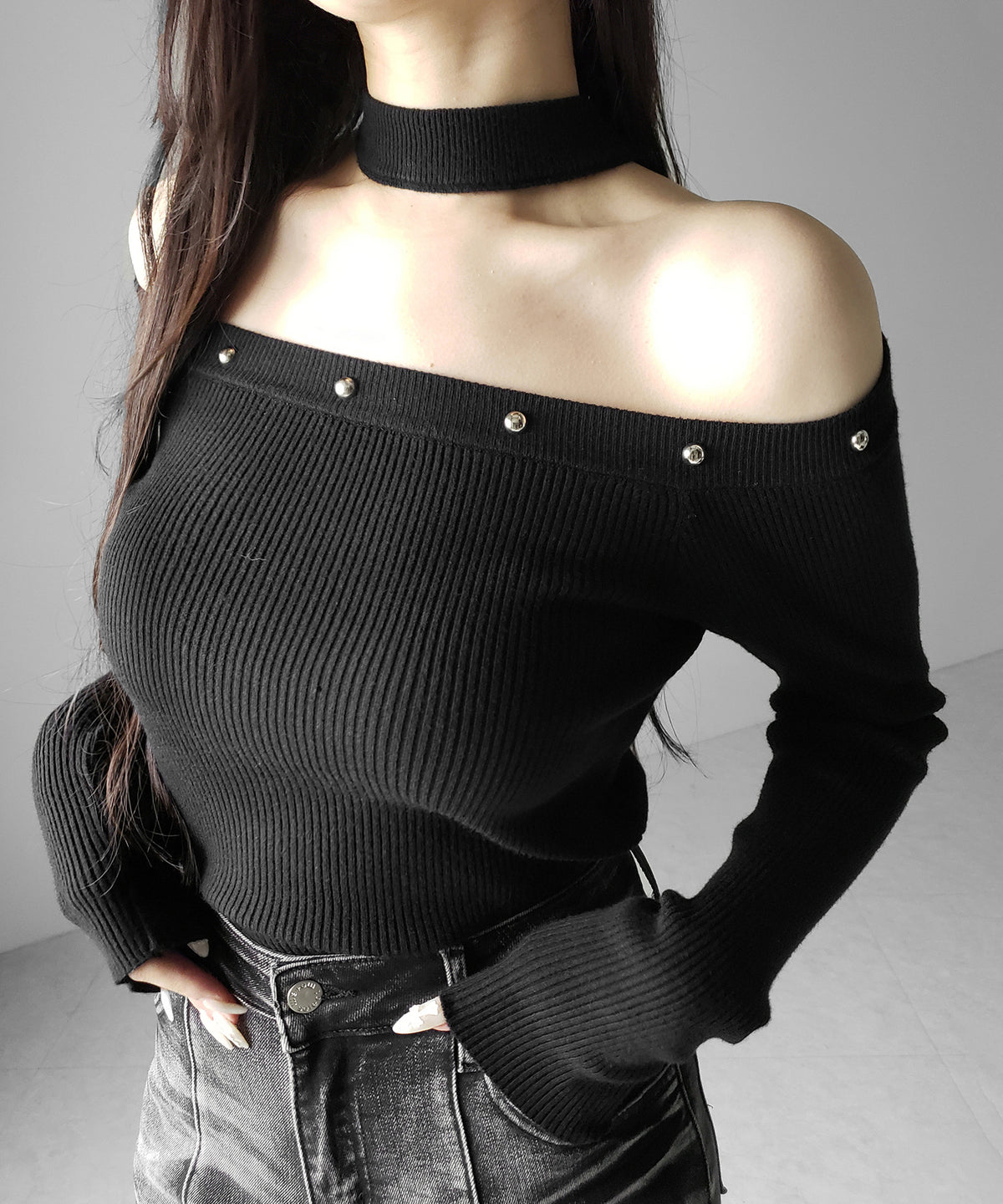 チョーカースタッズオフショルリブニットトップス ／ choker studded off-Shoulder rib knit tops