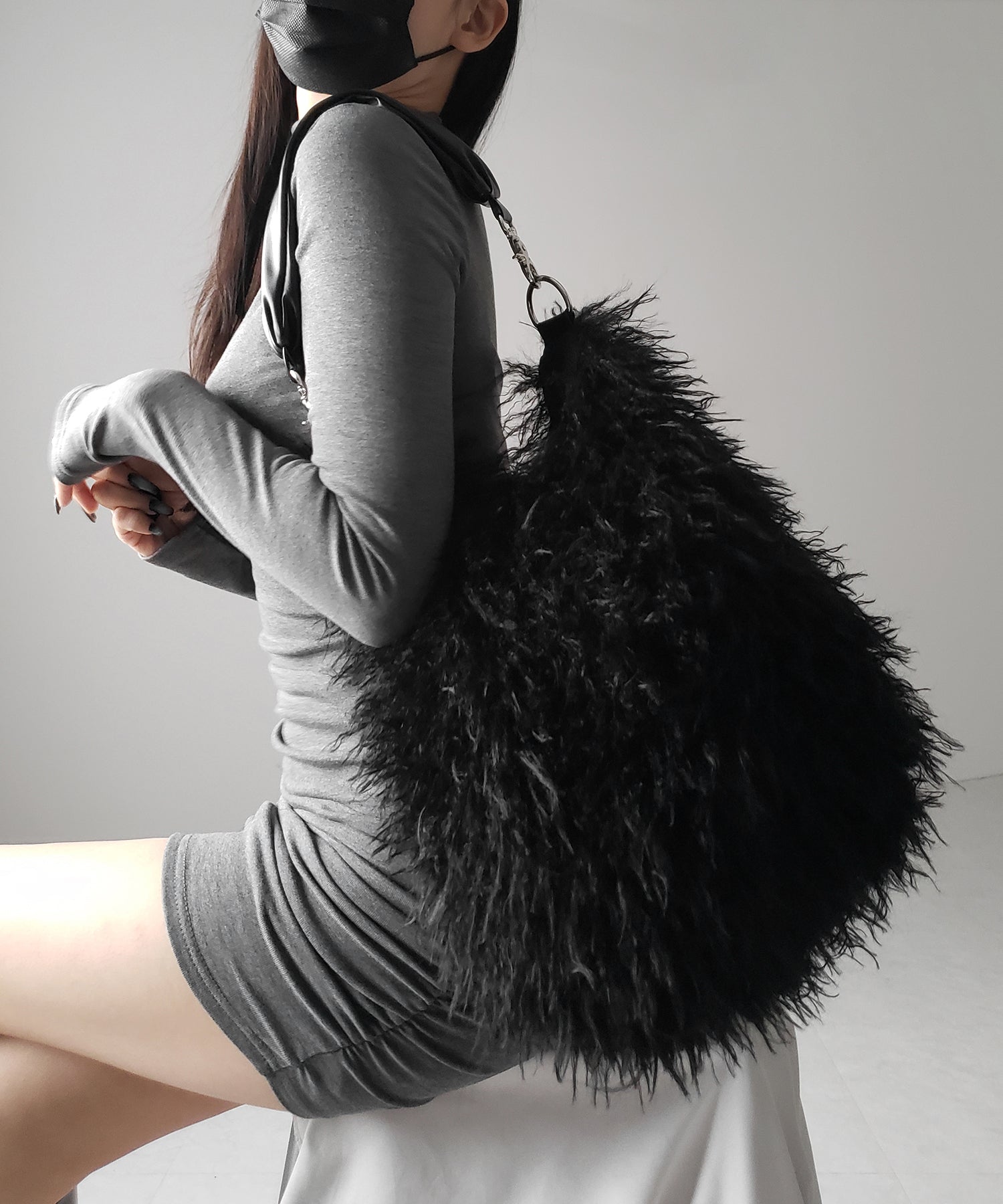 【 ショルダーストラップ付き２WAY 】バイカラーシャギーファーショルダーバッグ ／ bicolor shaggy fur shoulder bag
