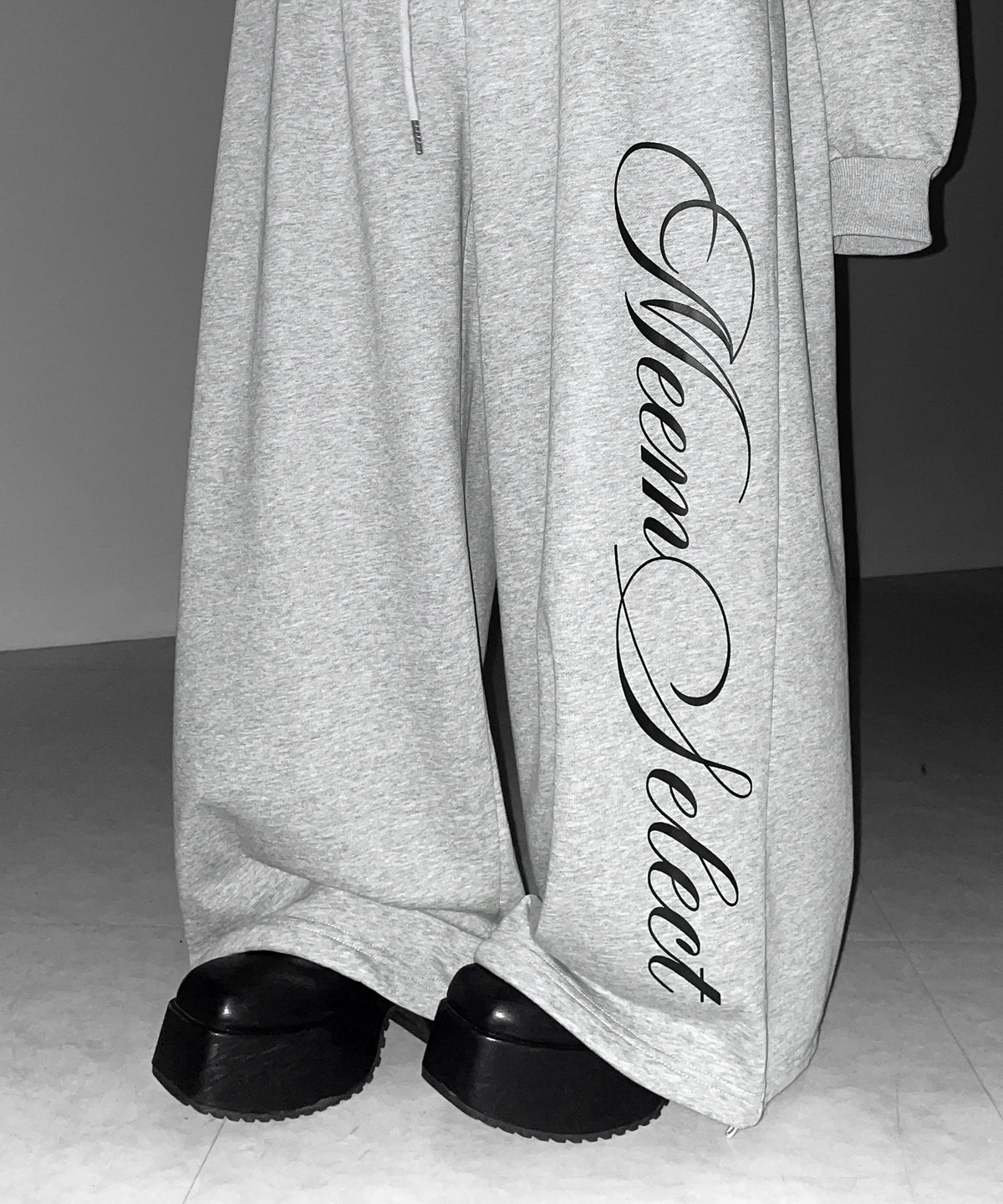 【 セットアップ可能 】レタリングロゴプリントワイドスウェットパンツ ／ lettering logo print wide sweat pants