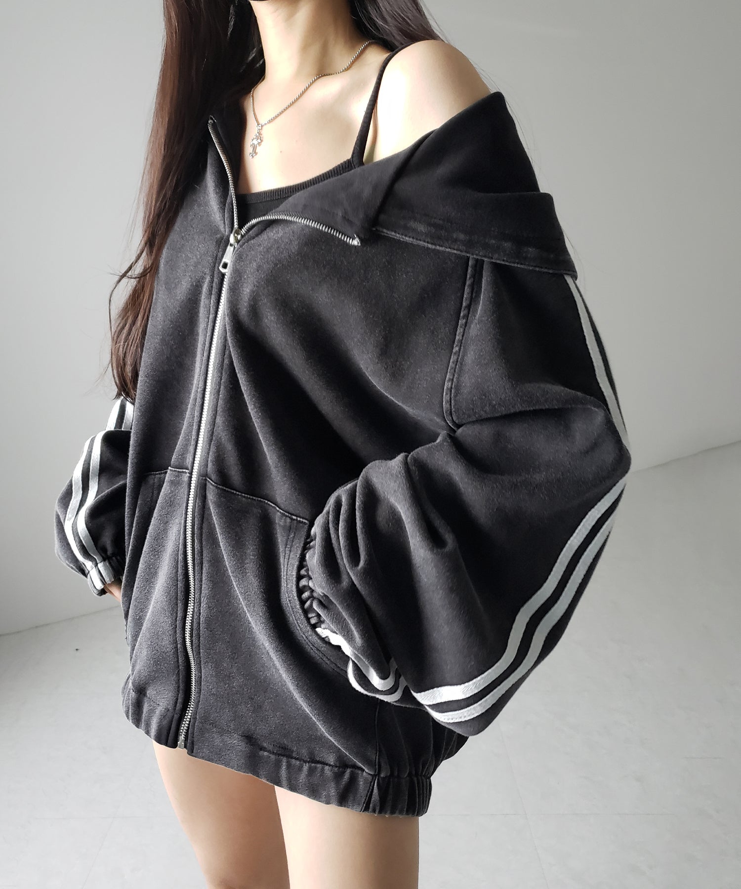 ピグメントヴィンテージ加工サイドラインジップアップパーカー ／ Pigment vintage side line zip-up hoodie