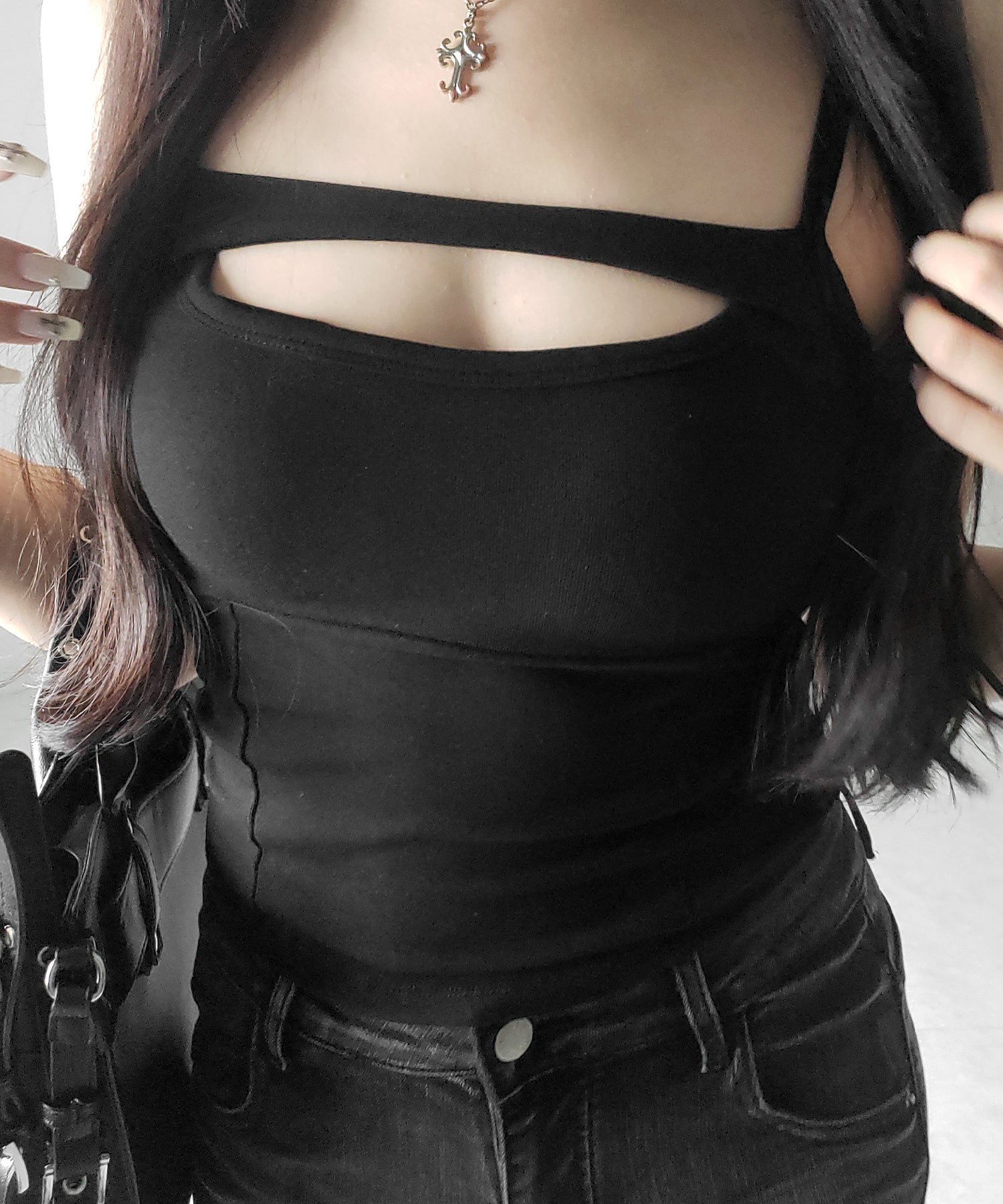 【 ３color ／ カップ付き 】胸開きカットアウトデザインスリムキャミソール ／ chest open cutout design slim camisole
