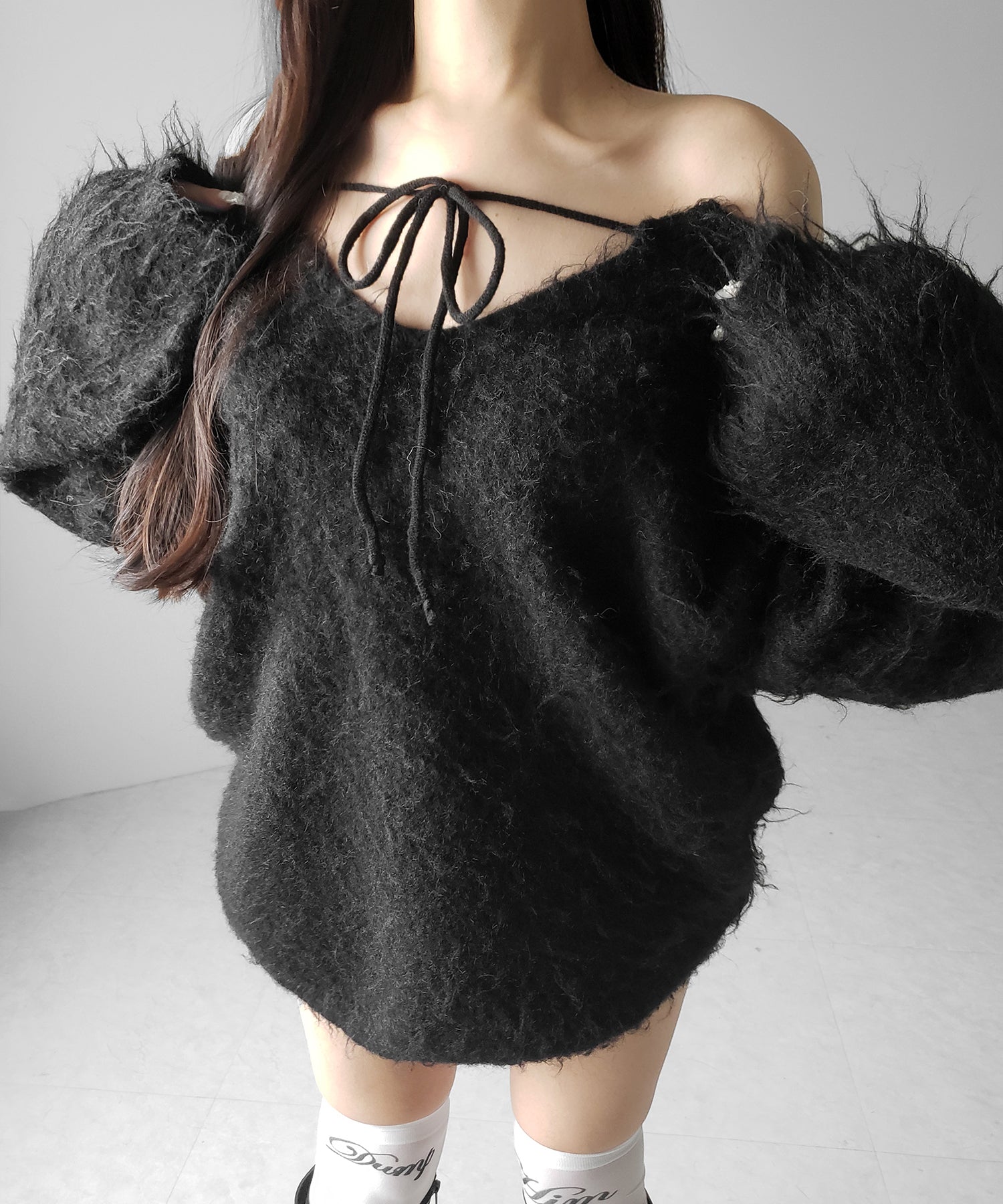 ストラップリボンオフショルオーバーシャギーニット ／ strap ribbon off shoulder over shaggy knit