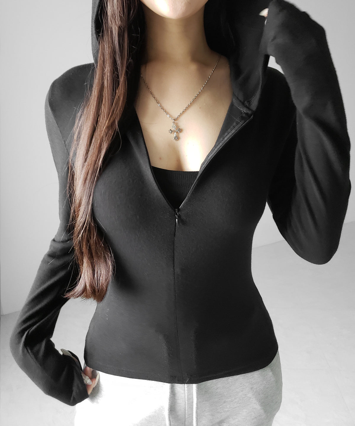 フード付きハーフジップスリムフィットカットソートップス ／ Hooded half-zip slim-fit cutsew tops