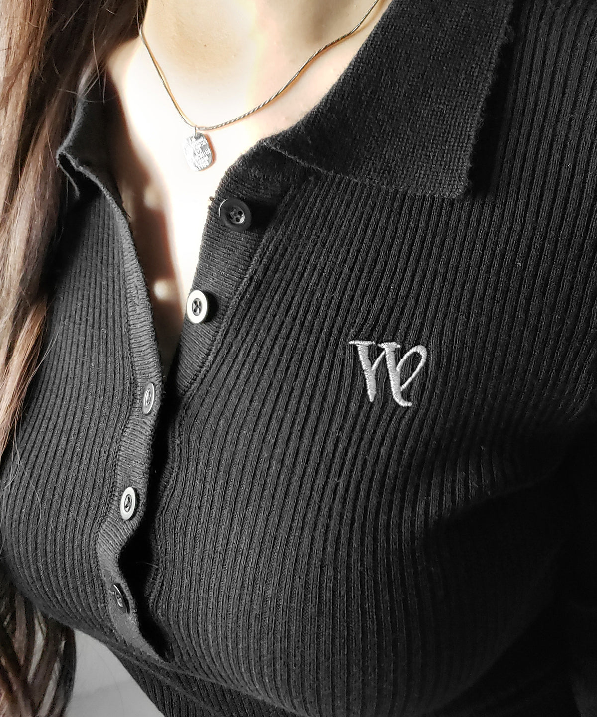 ワンポイント刺繍ポロカラースリムシアーリブニット ／ One-point embroidery polo collar slim sheer rib knit