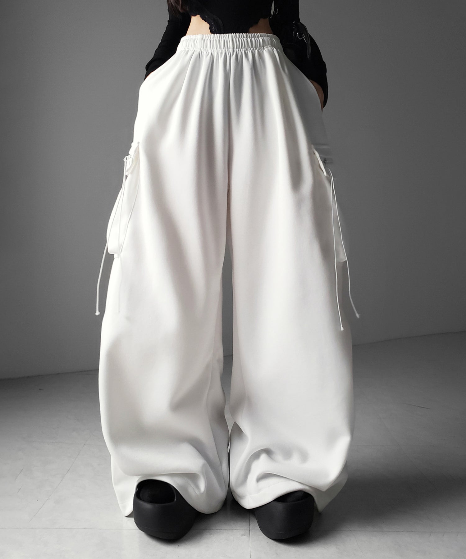 【 裾絞り可能２WAY 】ドローコードタックワイドカーゴスウェットパンツ ／ drawcord tuck wide cargo sweatpants