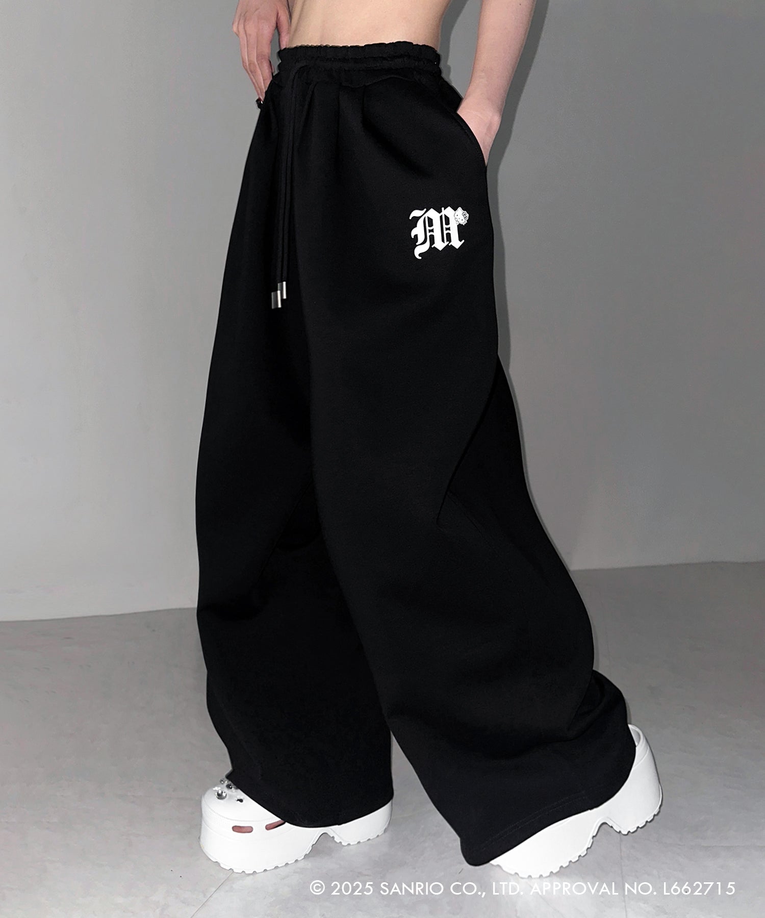 【 HELLO KITTY × me+em select 】ハローキティM LOGO ワイドスウェットパンツ ／ Hello Kitty M Logo wide sweatpants 【 セットアップ着用可能 】