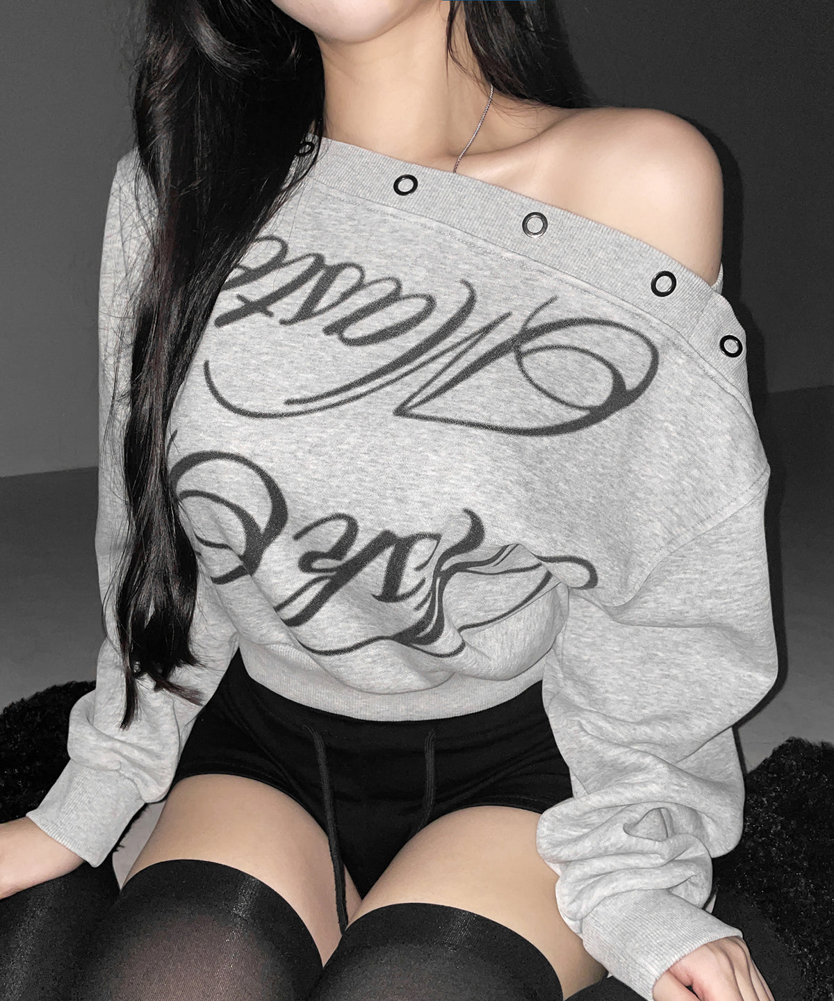 レタリングロゴワンショルスウェットトップス ／ Lettering logo one-shoulder sweat tops