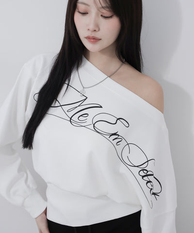 レタリングロゴワンショルショートスウェットライクトップス ／ lettering logo one-shoulder short sweatlike tops