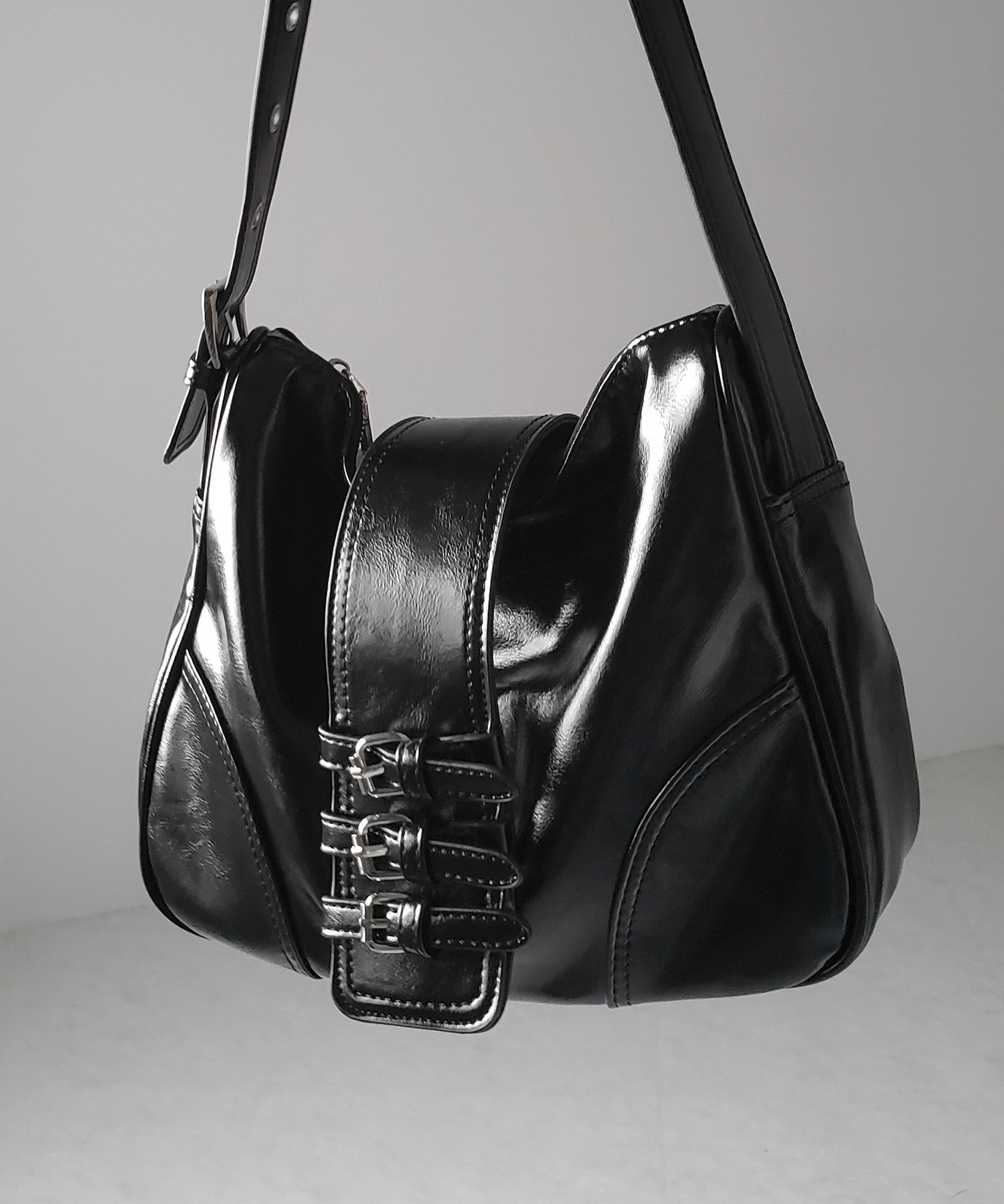 【 ３color 】ベルテッドフェイクレザーショルダーバッグ ／ belted fake leather shoulder bag