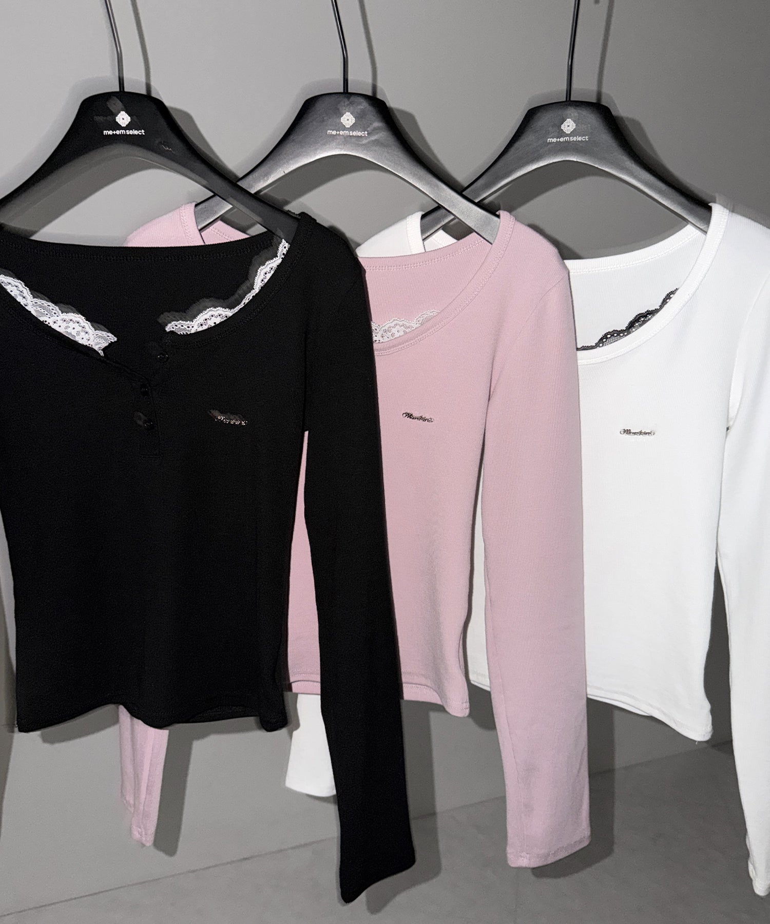 ヘンリーネックロゴプレートレースリブトップス ／　henley neck logo plate lace ribbed tops