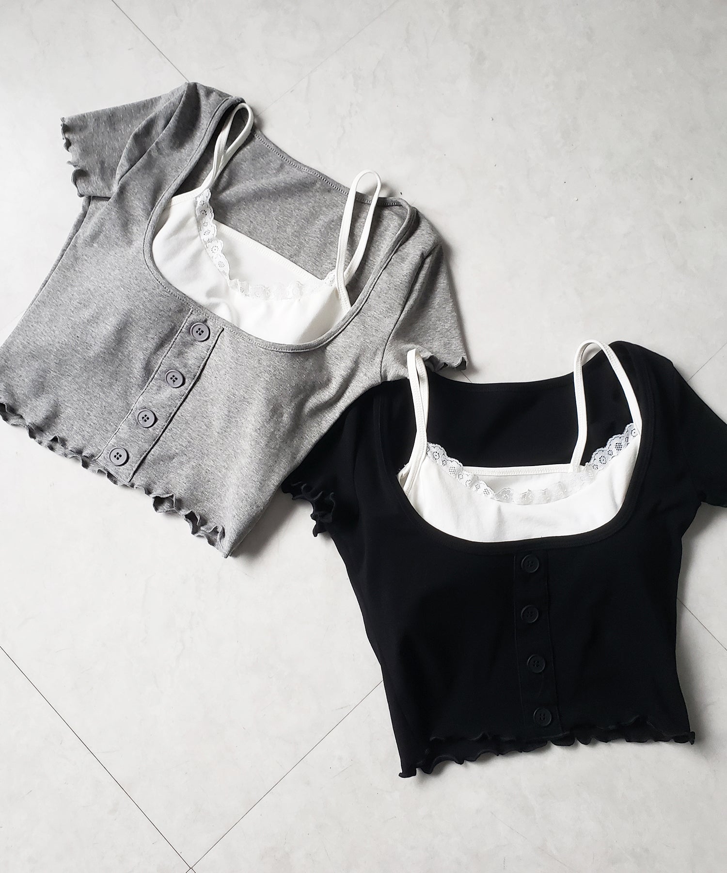 【 ２点セット 】レイヤードレースキャミソール ＋ スクエアネックフロントボタンTシャツ SET