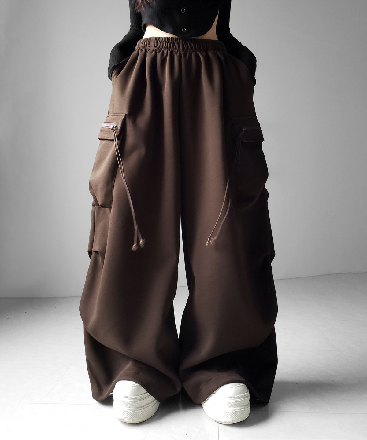 【 裾絞り可能２WAY 】ドローコードタックワイドカーゴスウェットパンツ ／ drawcord tuck wide cargo sweatpants