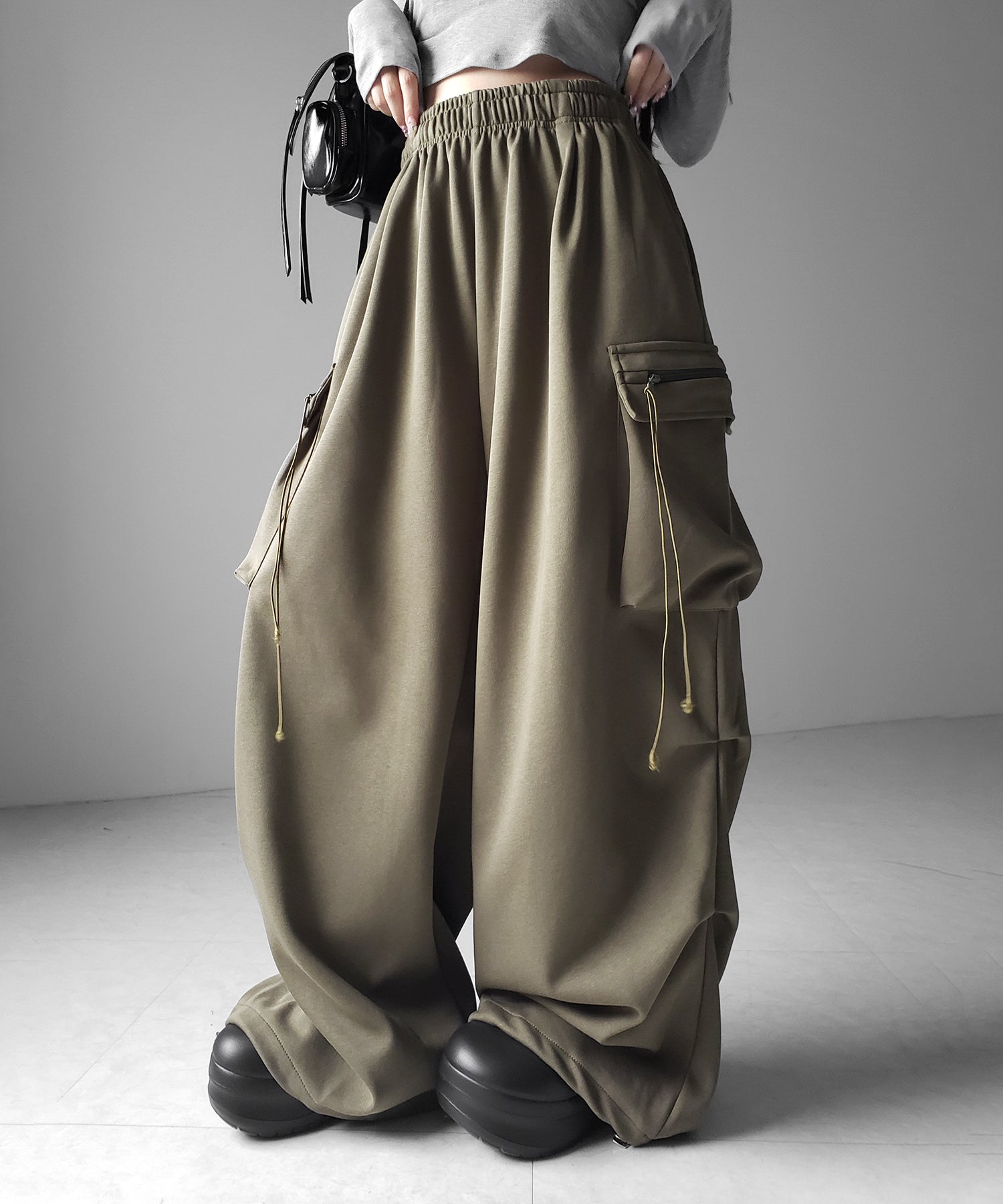 【 裾絞り可能２WAY 】ドローコードタックワイドカーゴスウェットパンツ ／ drawcord tuck wide cargo sweatpants