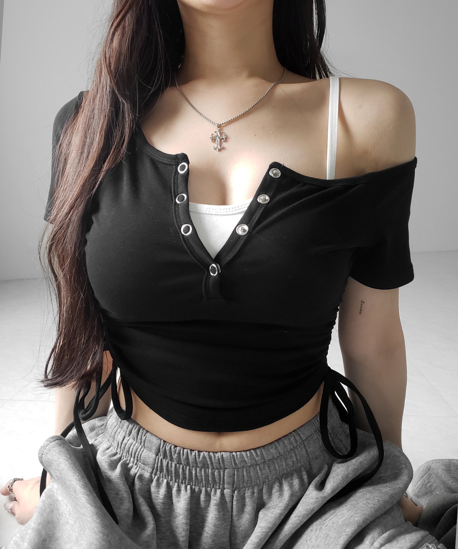 【 ２点セット 】ヘンリーネックサイドリボン半袖ぴちＴシャツ ／ Henley neck side ribbon short-sleeve pichi T-shirt
