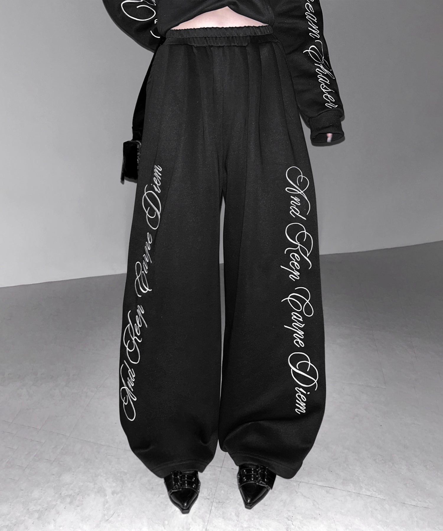レタリングロゴ刺繍ワイドスウェットパンツ ／ lettering logo embroidery wide sweatpants