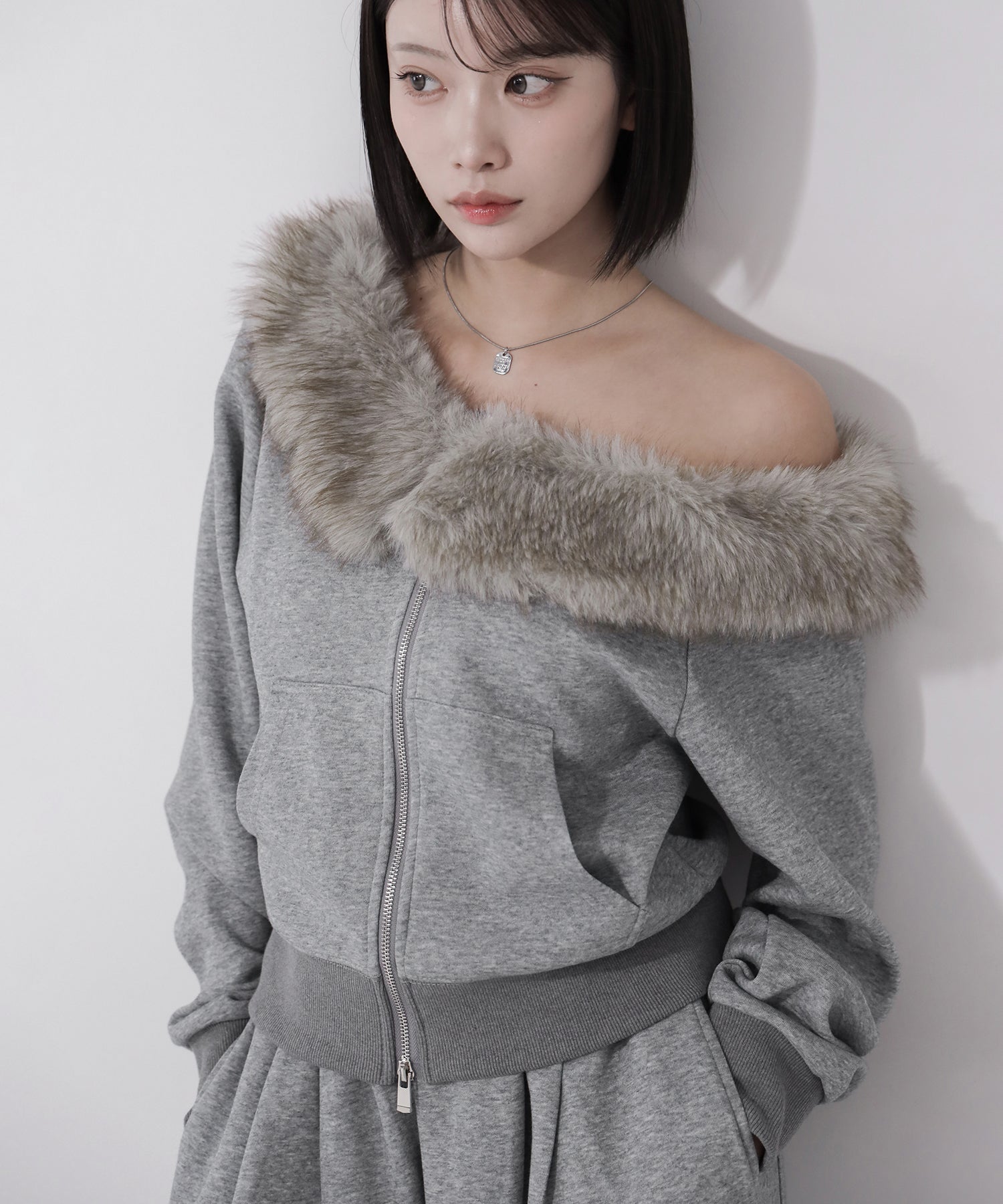【 セットアップ 】ファーダブルジップワンショルスウェット＆タックワイドスウェットパンツ ／ Fur double-zip one-shoulder sweatshirt ＆ tuck wide sweatpants SETUP