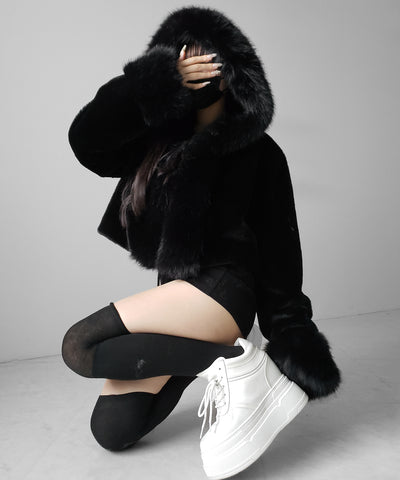 フェイクファーフードレディーショートコート ／ fake fur hoodec lady short coat