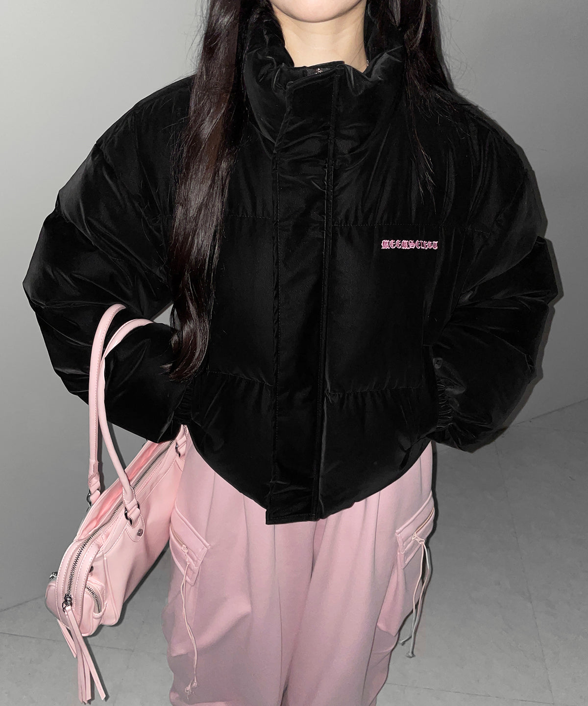 【 新色ピンクが追加！ 】グランジロゴ刺繍ショートパフ中綿ジャケット ／ grunge logo embroidery short puff fake down jacket
