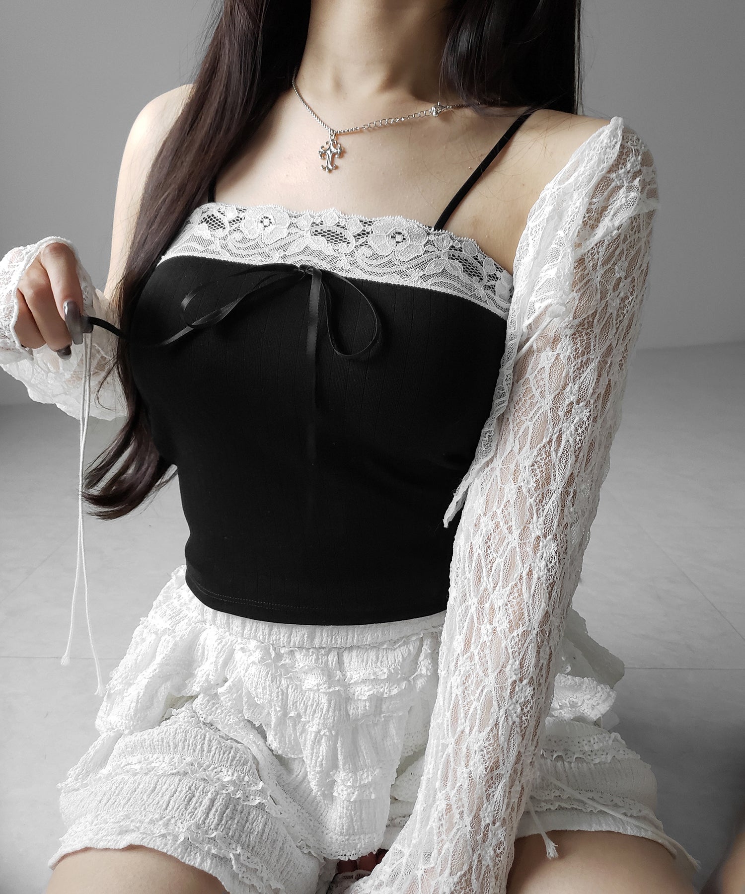 フロントリボンレースショートキャミソール ／ front ribbon lace short camisole