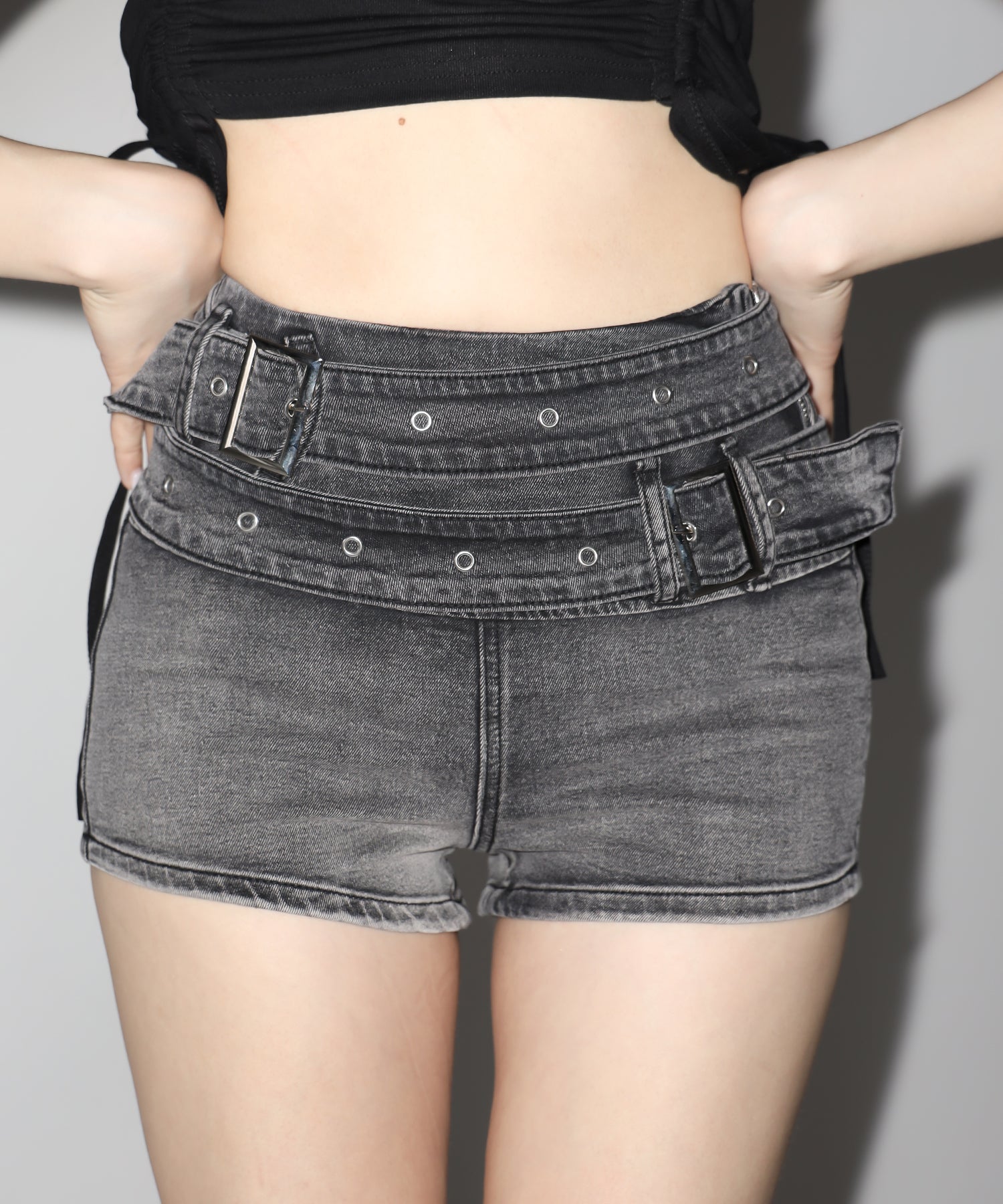 ダブルベルテッドマイクロミニデニムショートパンツ ／ double belted micro mini denim short pants