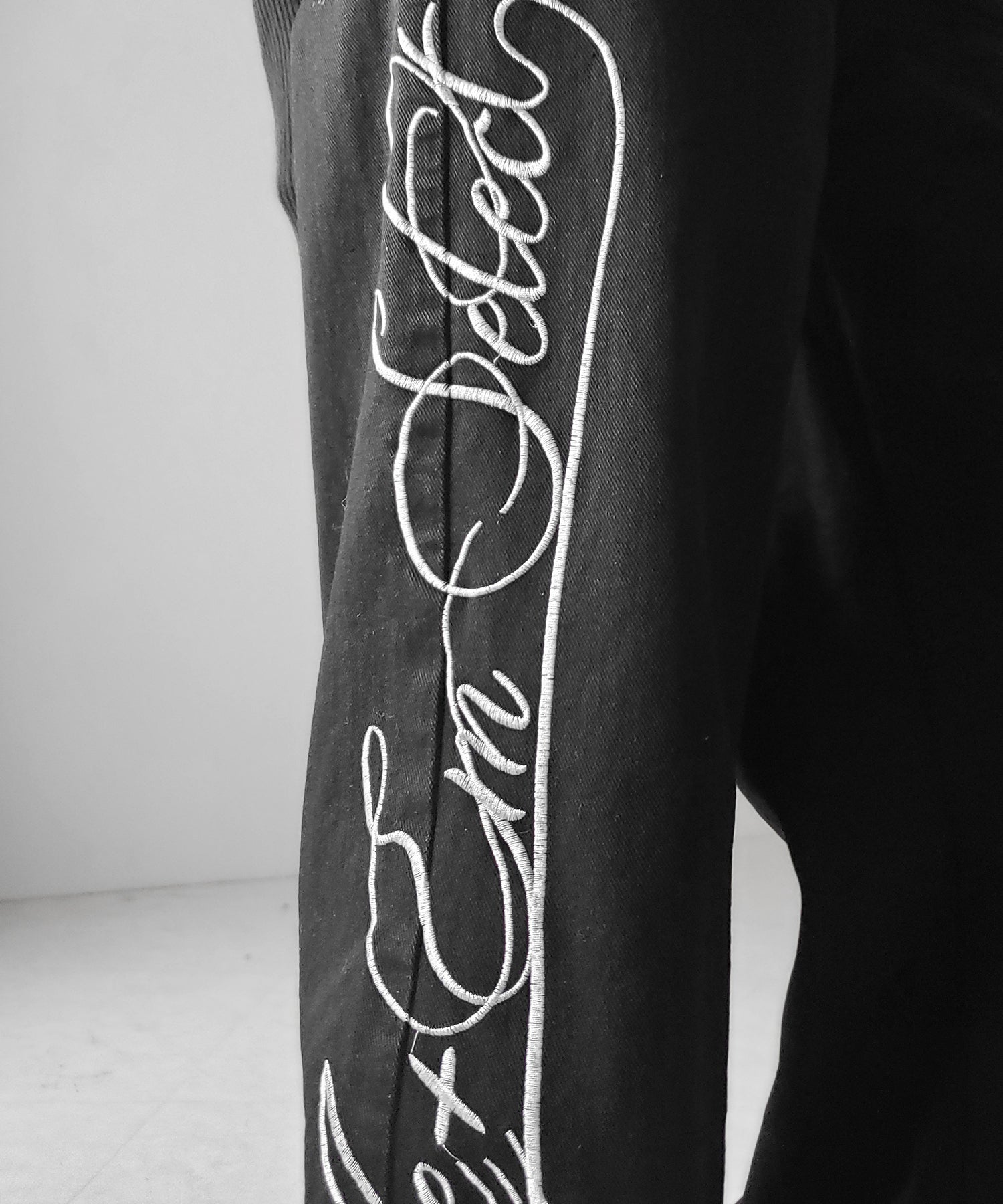 レタリングロゴ刺繍ハイウエストワイドブラックデニム ／ lettering logo embroidery high waist wide black denim