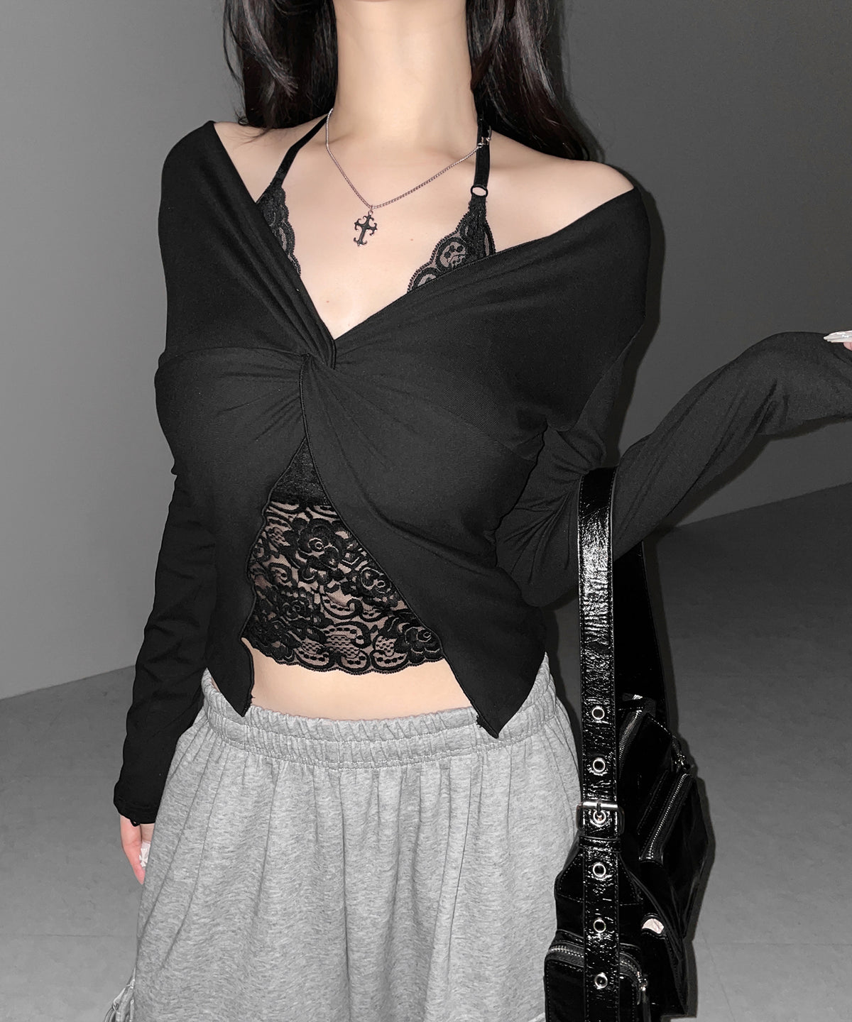 レースレイヤードクロスデザイン長袖Ｔシャツ ／Lace-layered cross design long-sleeved T-shirt