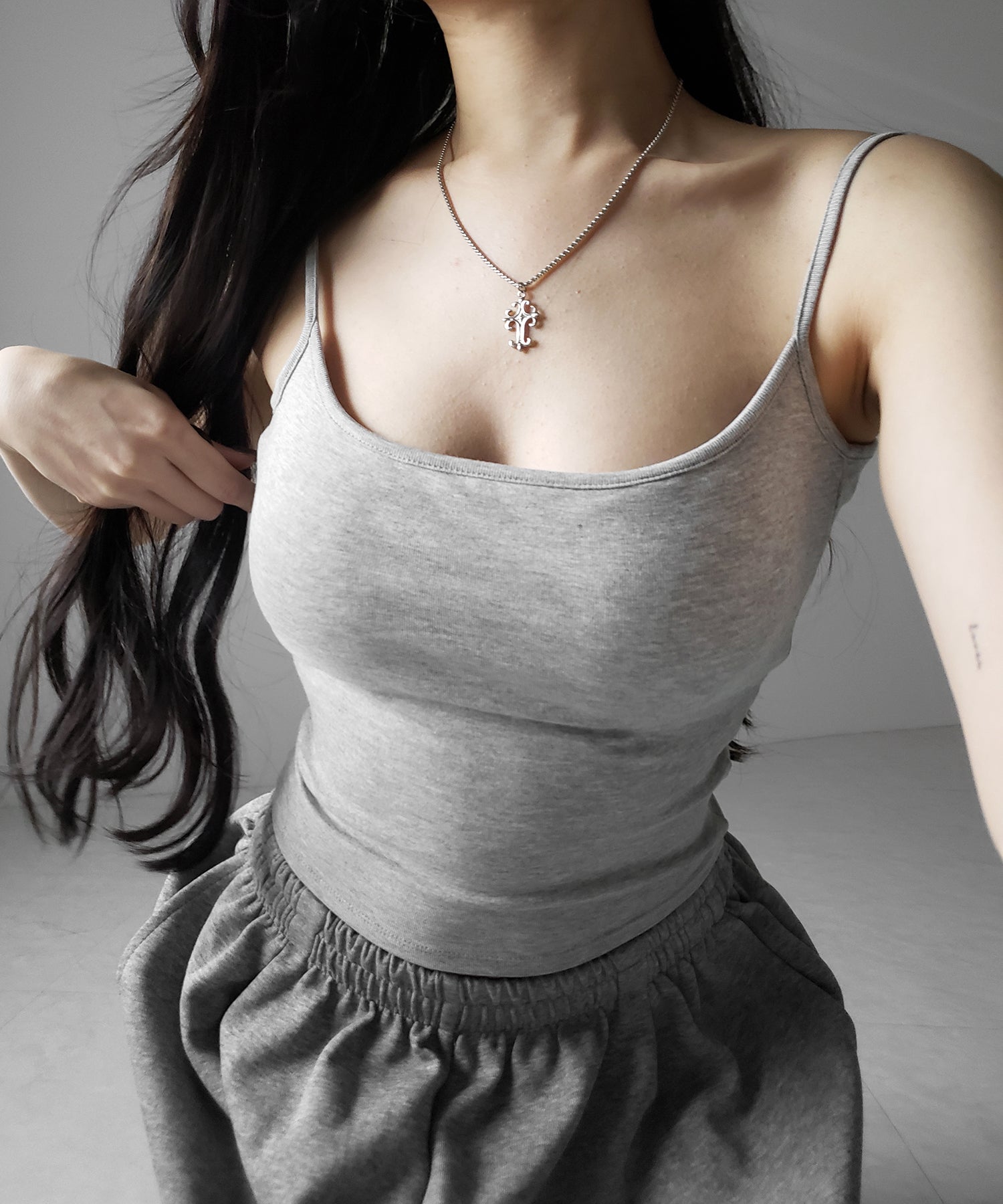 【 カップ付き 】スクエアネックストラップスリムキャミソール ／ square neck strap slim camisole