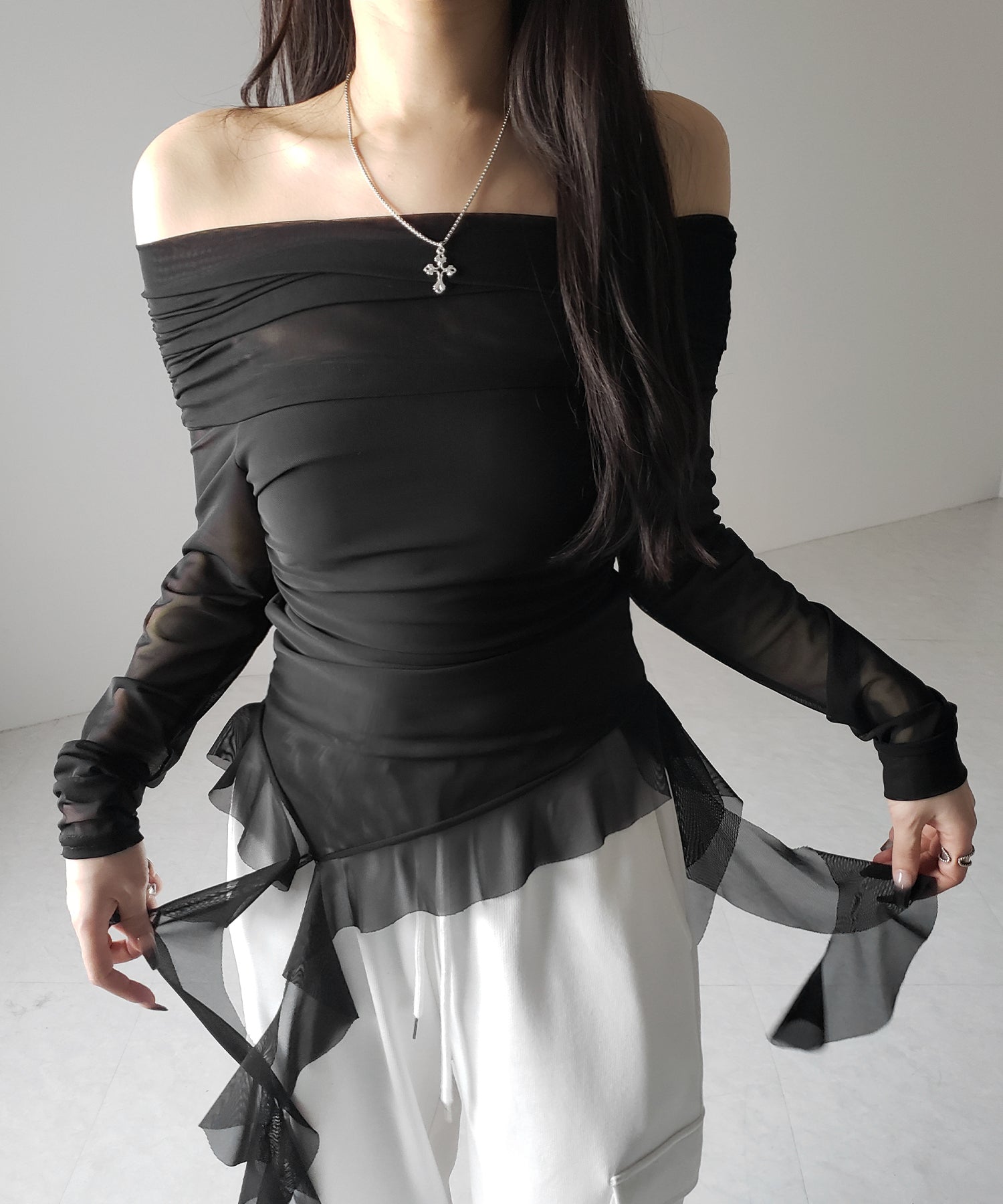 【 ２color 】アシンメトリーフリルオフショルシアートップス ／ asymmetrical frill off-shoulder sheer tops