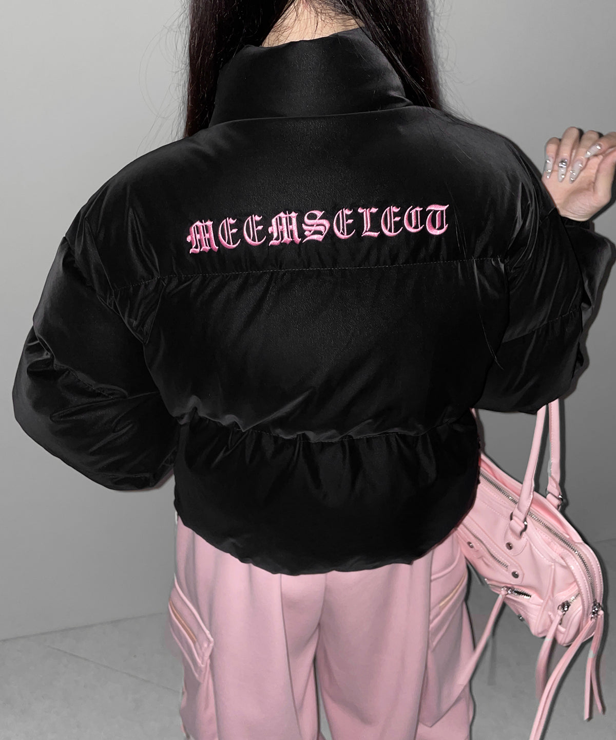 【 新色ピンクが追加！ 】グランジロゴ刺繍ショートパフ中綿ジャケット ／ grunge logo embroidery short puff fake down jacket