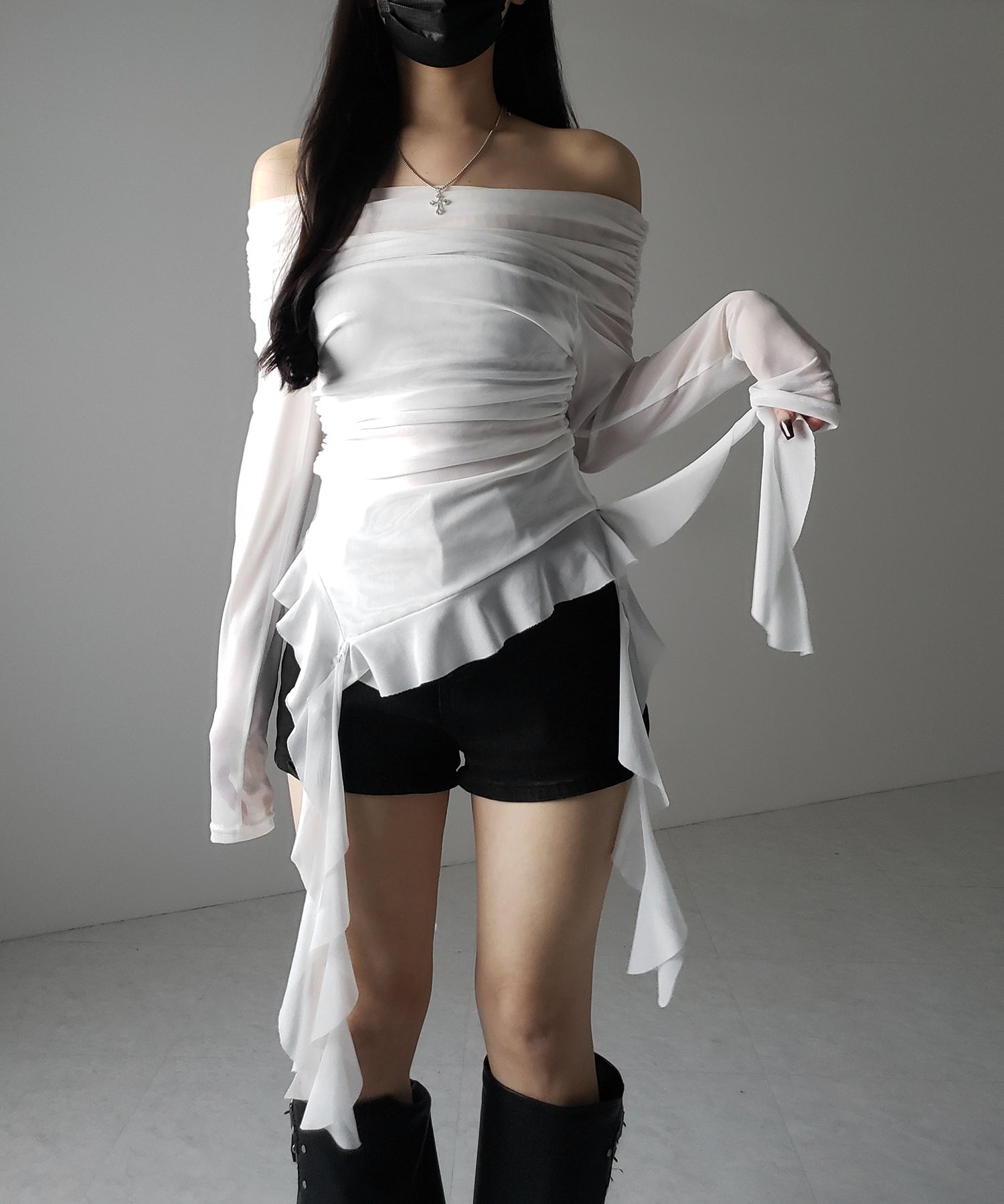 【 ２color 】アシンメトリーフリルオフショルシアートップス ／ asymmetrical frill off-shoulder sheer tops
