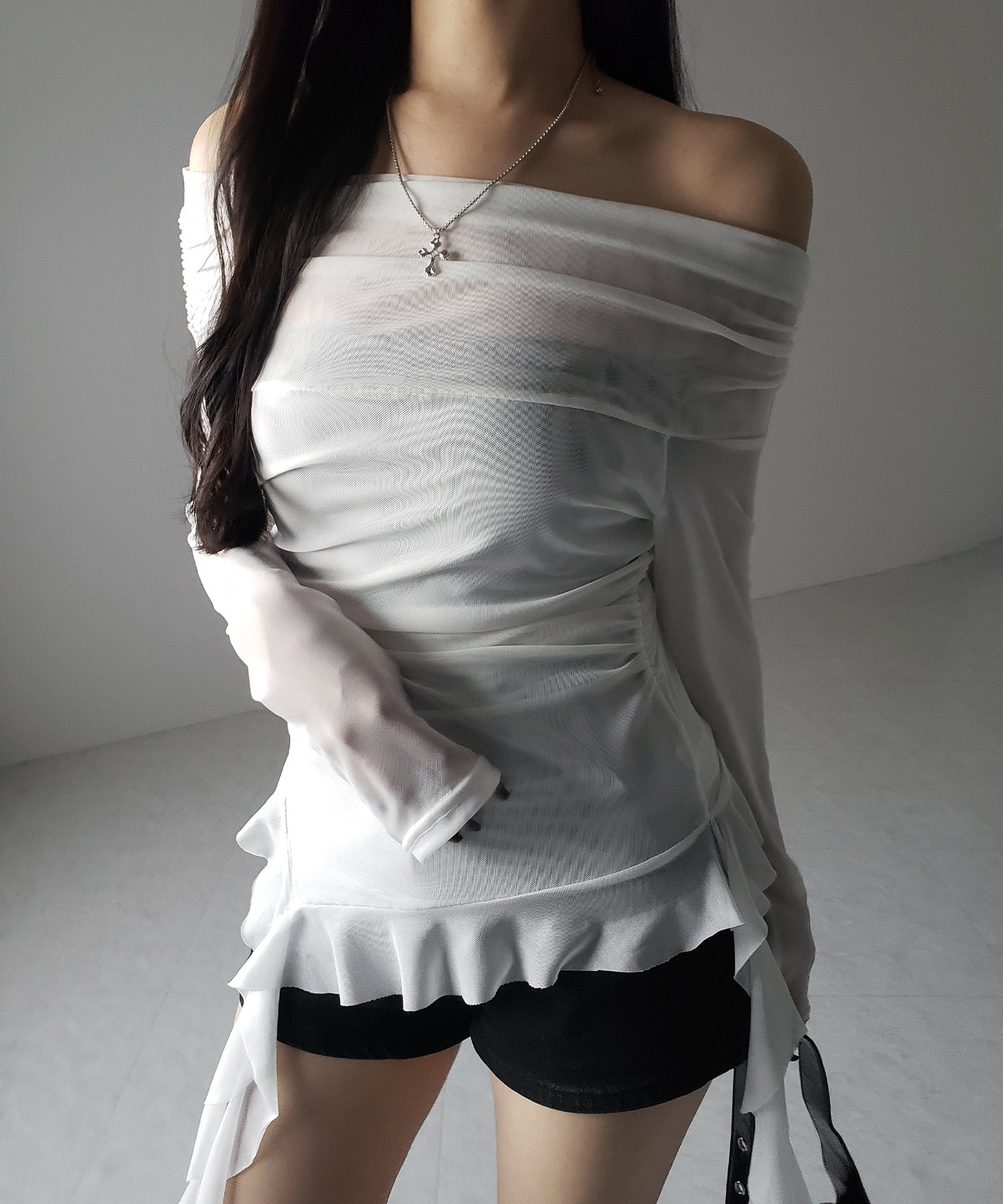 【 ２color 】アシンメトリーフリルオフショルシアートップス ／ asymmetrical frill off-shoulder sheer tops