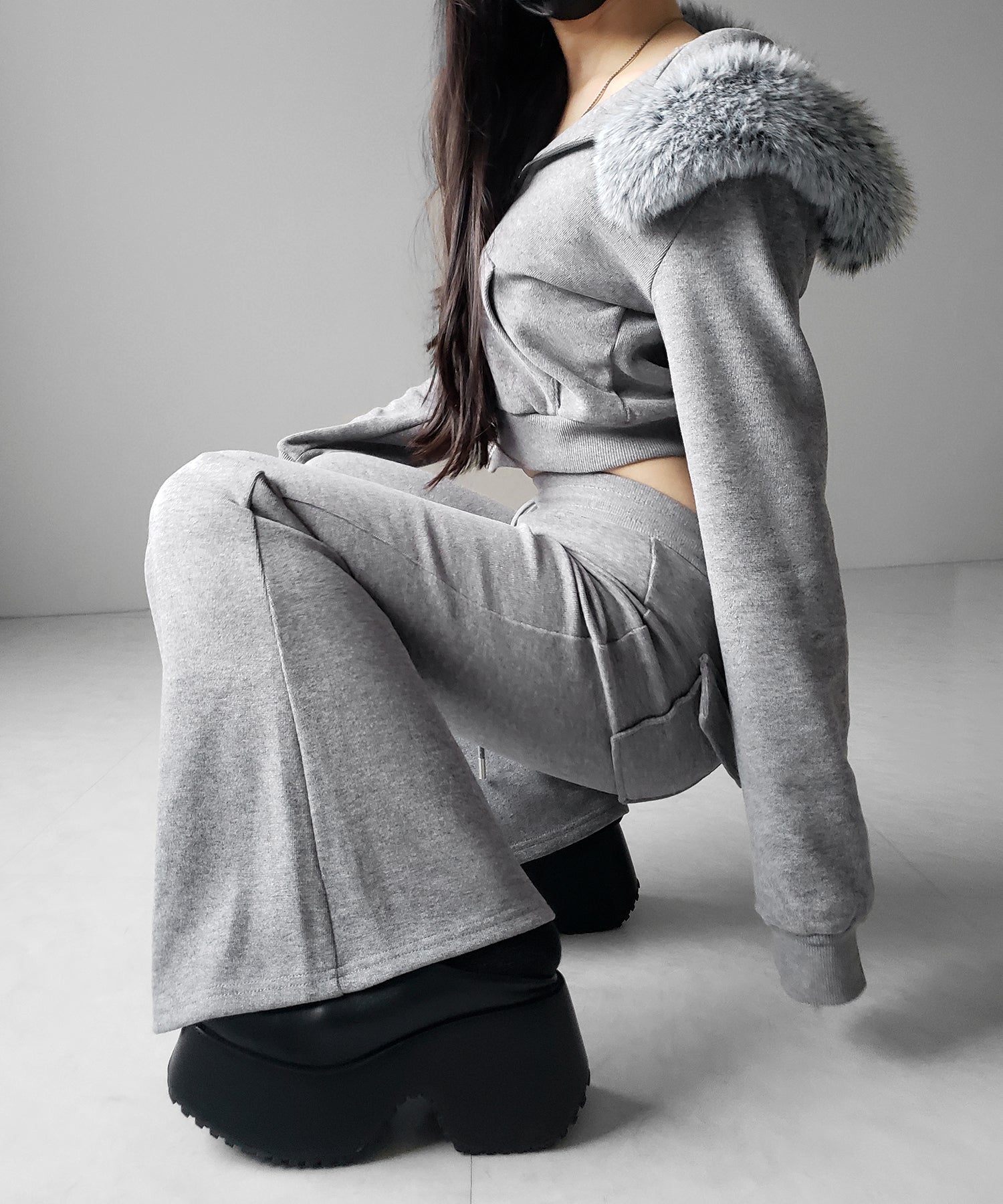【 セットアップ 】ファーフードショートパーカー＆スウェットフレアパンツ ／ Fur short hoodie ＆ sweat flare pants SETUP