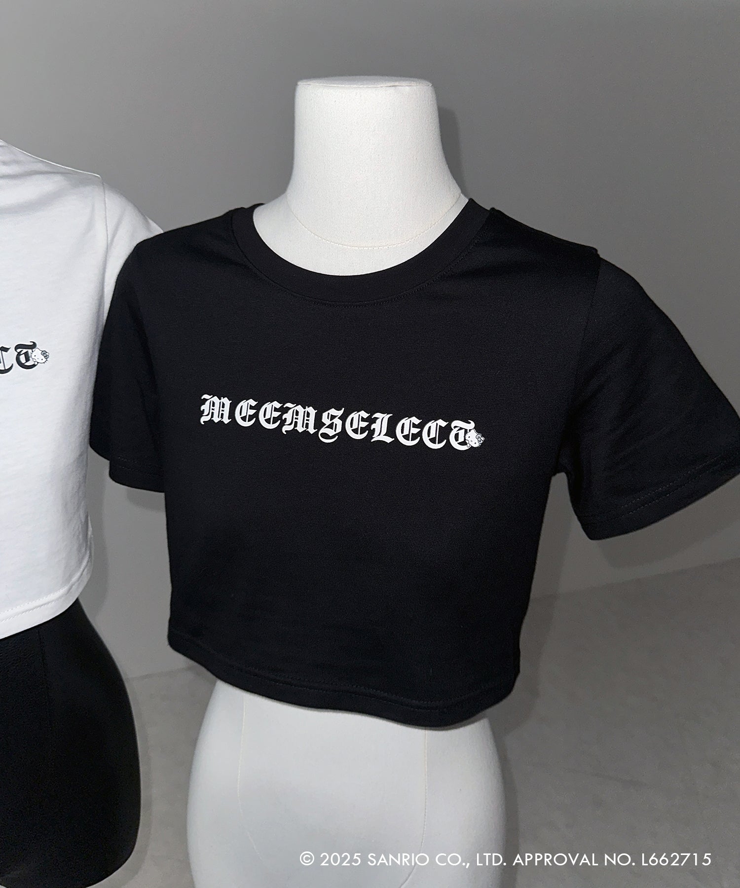 【 HELLO KITTY × me+em select 】ハローキティグランジロゴショートちびTシャツ ／ Hello Kitty grunge logo short chibi T-shirt 【 セットアップ着用可能 】