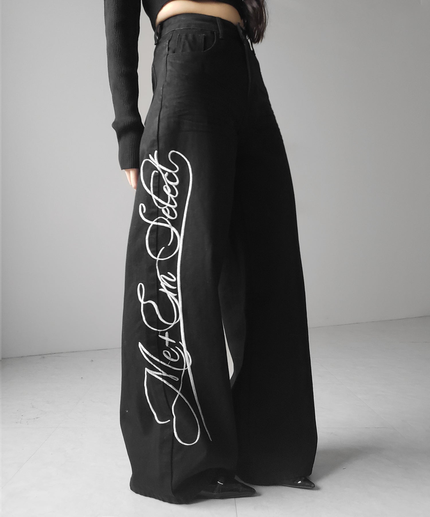 レタリングロゴ刺繍ハイウエストワイドブラックデニム ／ lettering logo embroidery high waist wide black denim