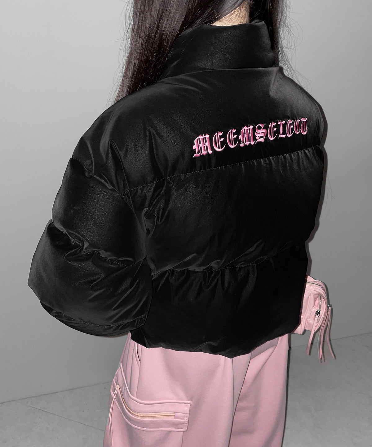 【 新色ピンクが追加！ 】グランジロゴ刺繍ショートパフ中綿ジャケット ／ grunge logo embroidery short puff fake down jacket