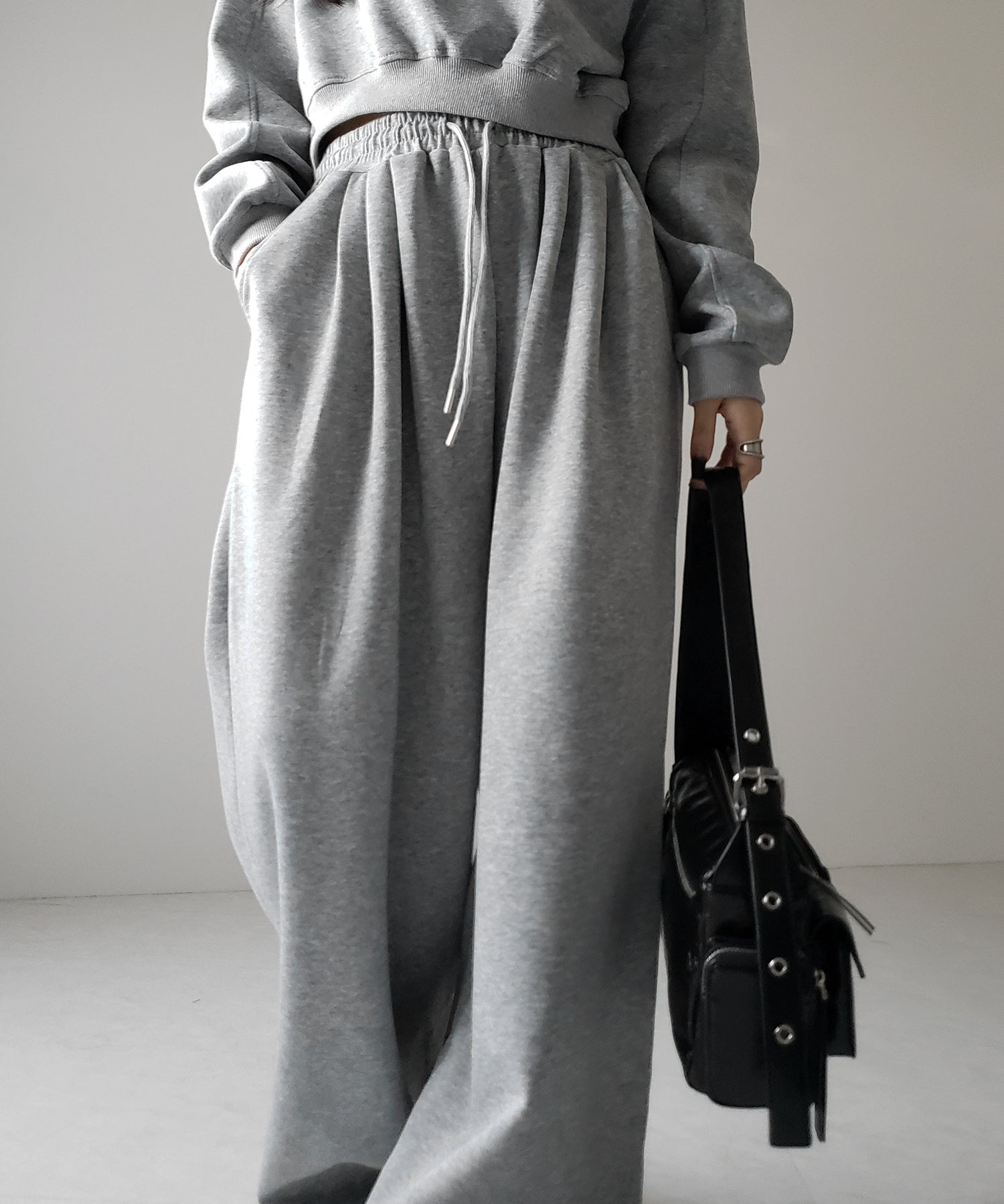 【 セットアップ 】ワンショルダーショートスウェットトップス ＋ タックワイドパンツ SET ／ off shoulder short sweat tops & tack wide pants SET