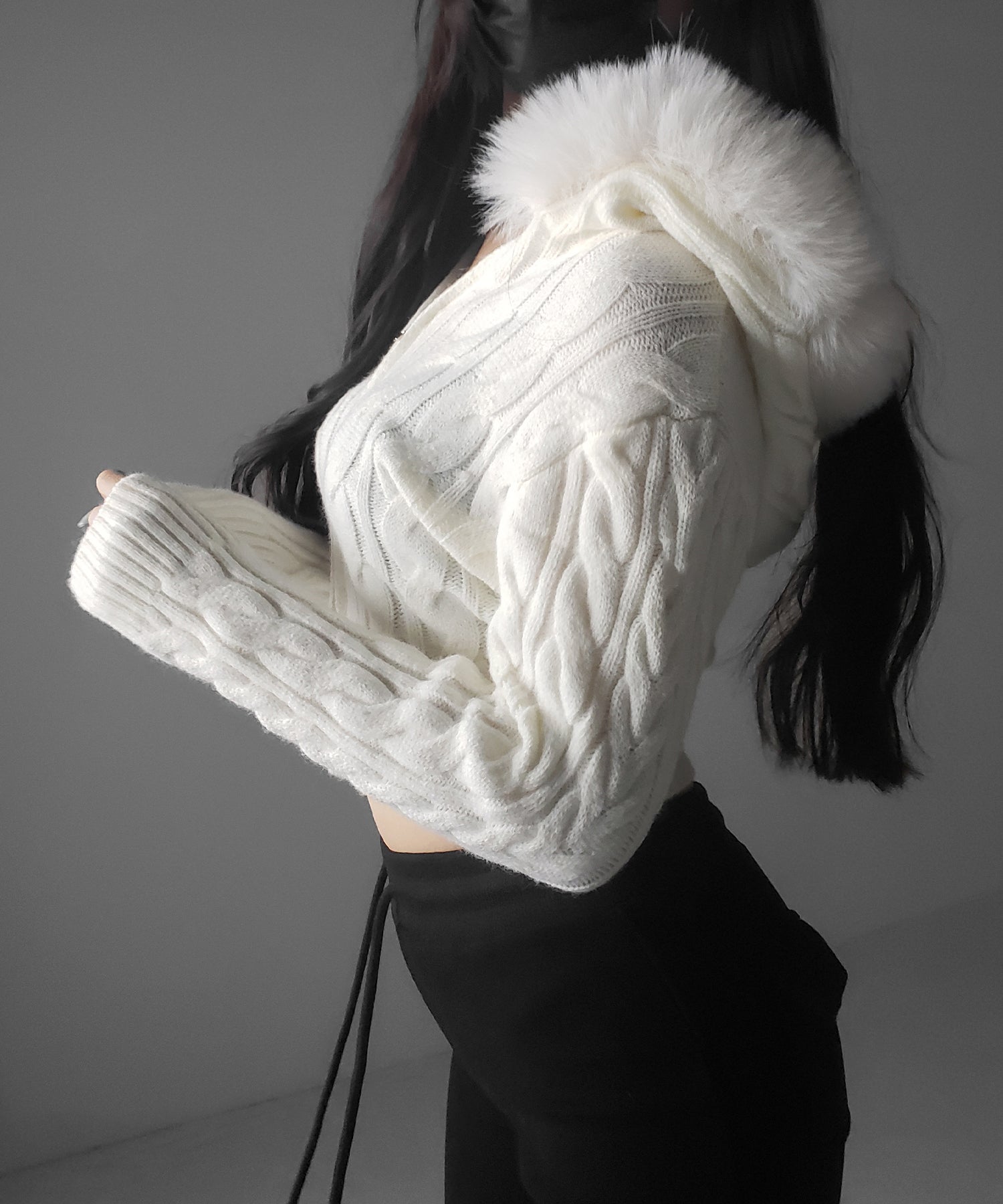 ファーフーディダブルジップショートニットパーカー ／ Fur hooded double zip short knit hoodie